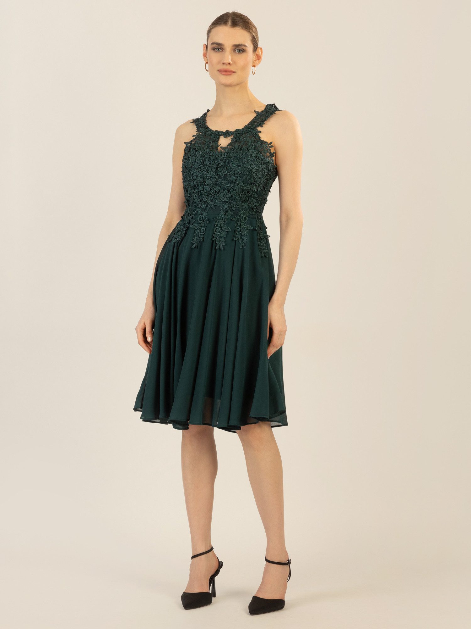 Apart Cocktailkleid aus einer Plastischen Spitze und Chiffon