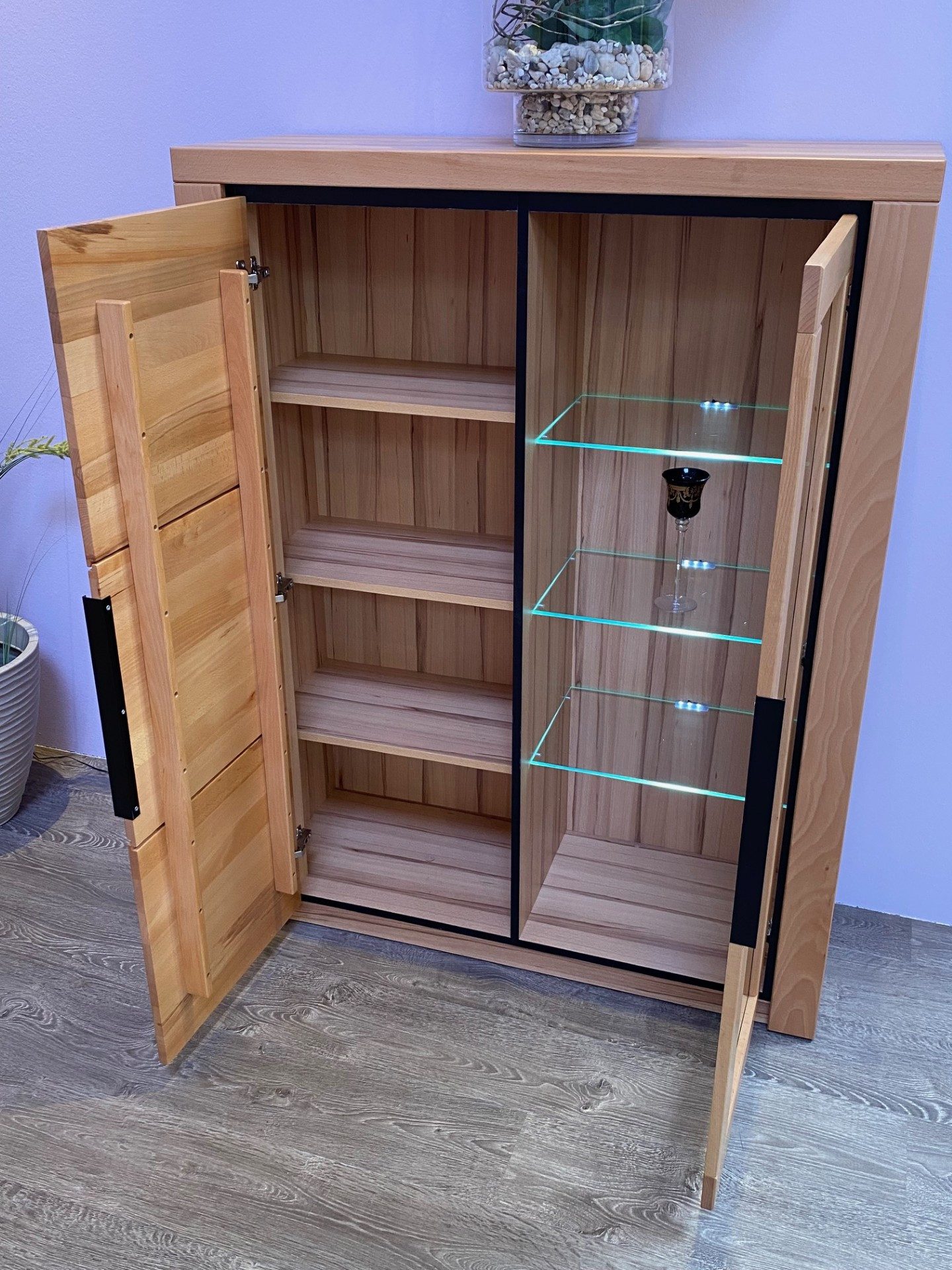 ELFO Stauraumvitrine Vitrine Highboard Brest Kernbuche geölt Teilmassiv Höhe 141cm