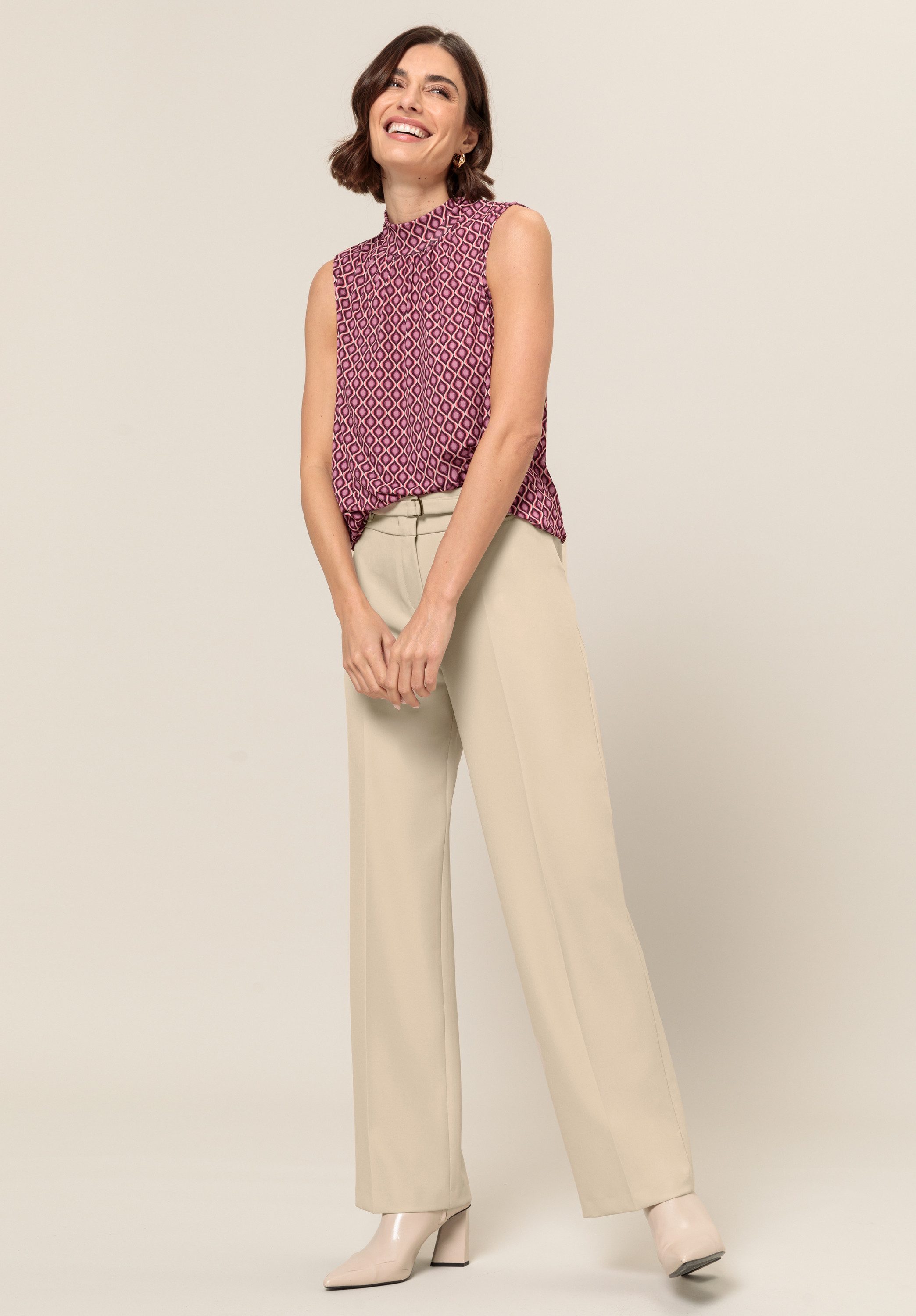 bianca Blusentop SARI in angesagtem Minimal-Dessin in Farben der Saison