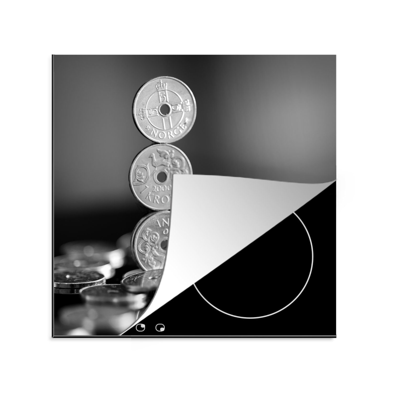 MuchoWow Herdblende-/Abdeckplatte Eine Schwarz-Weiß-Fotografie eines Stapels norwegischer Kronen, Vinyl, (1 tlg), 78x78 cm, Ceranfeldabdeckung, Arbeitsplatte für küche