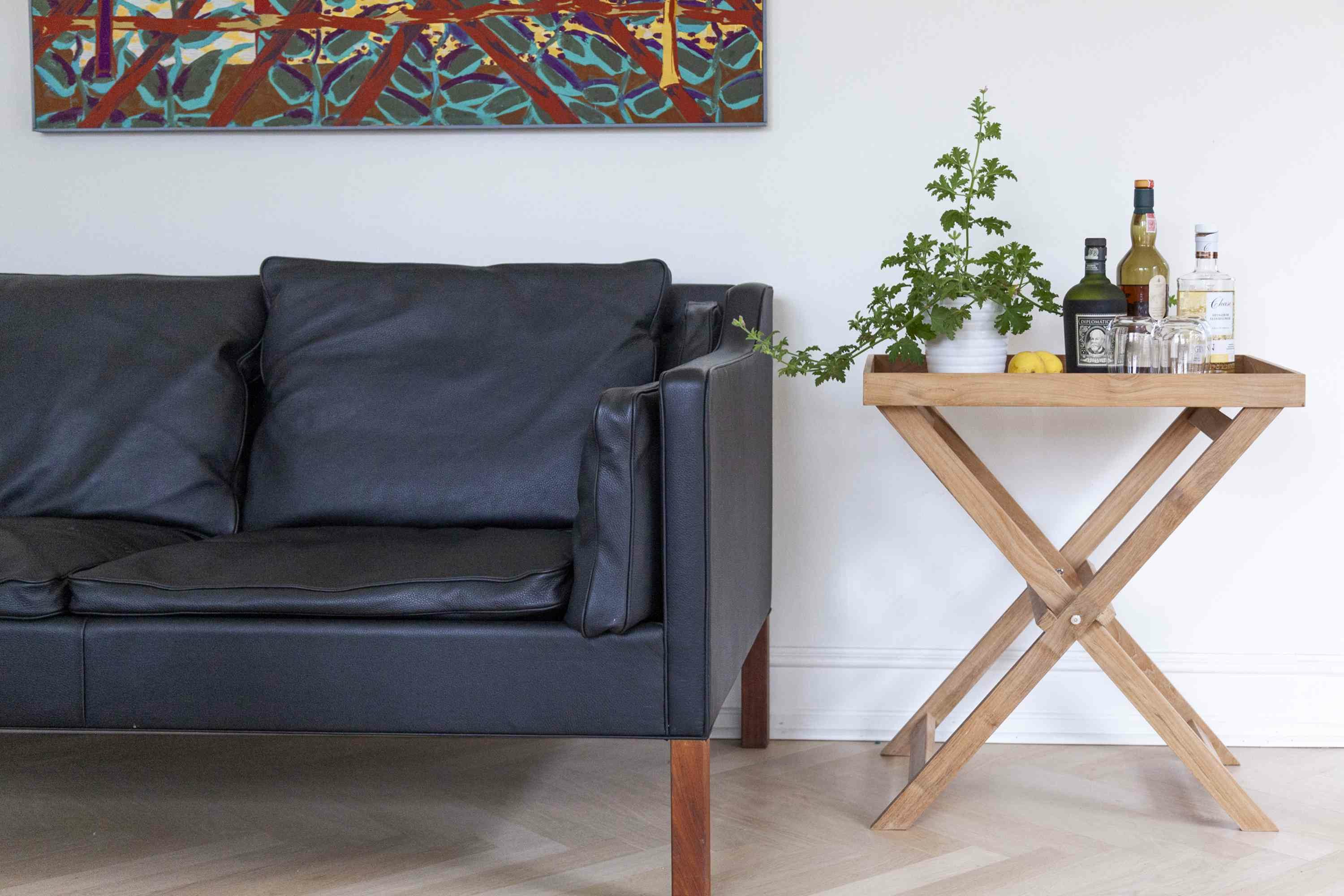 Cinas Tabletttisch Classic, Klare Linienführung, ausgewogene Proportionen, pflegeleichte Fläche