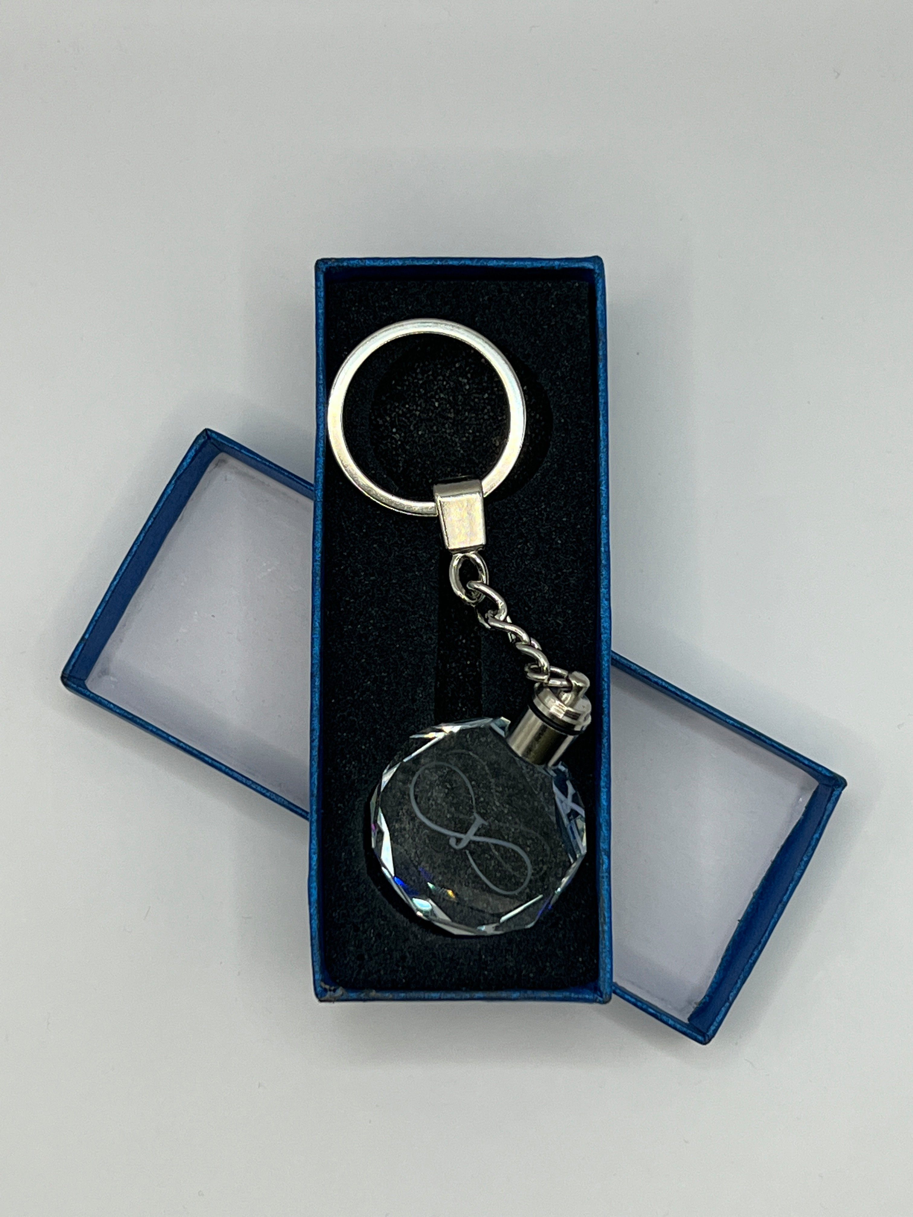 Stelby Schlüsselanhänger Unendlichkeitszeichen Schlüsselanhänger J  Multicolor mit Geschenkbox