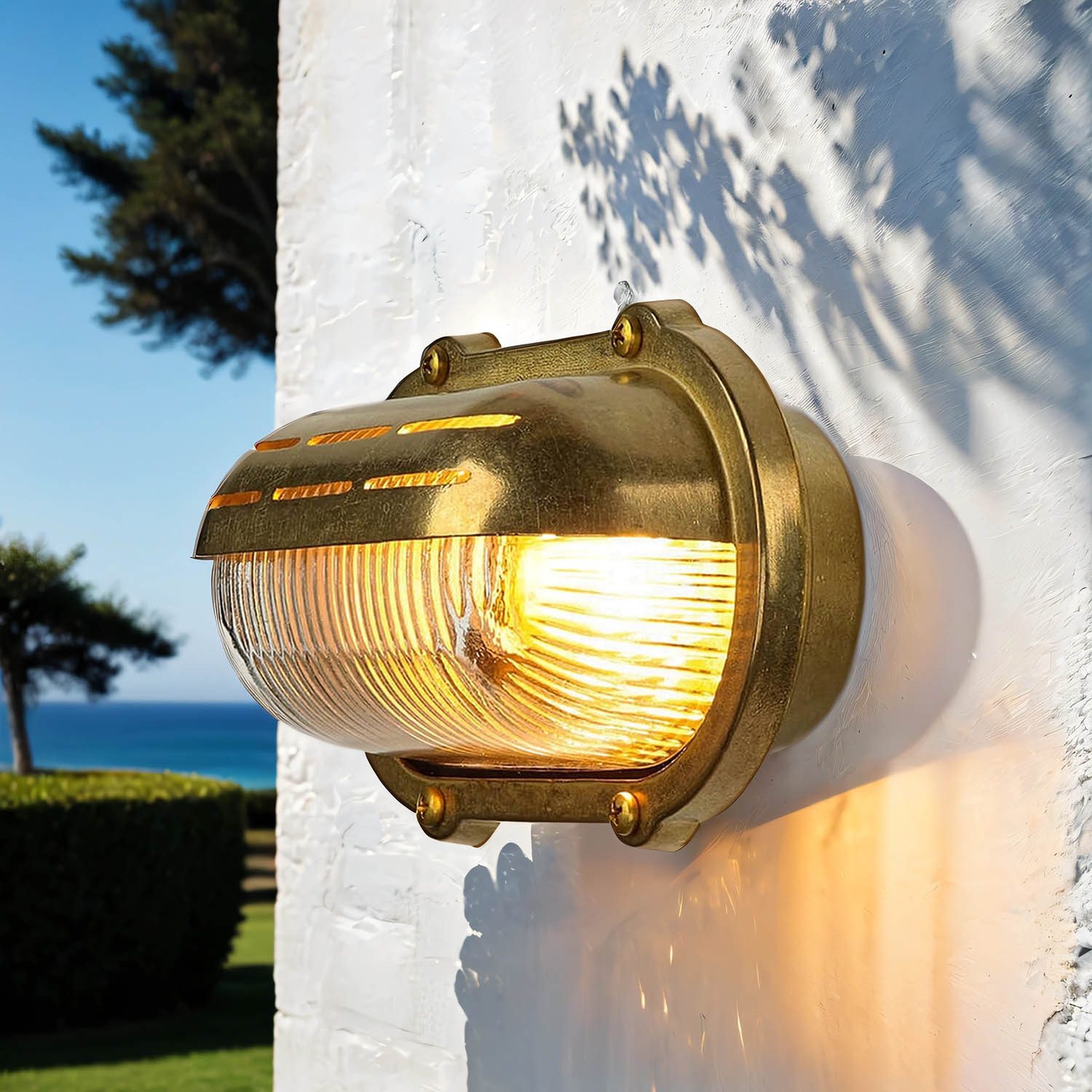 Licht-Erlebnisse Außen-Wandleuchte SKIATHOS, ohne Leuchtmittel, Außenleuchte Messing IP64 rostfrei robust Riffelglas Haus Terrasse