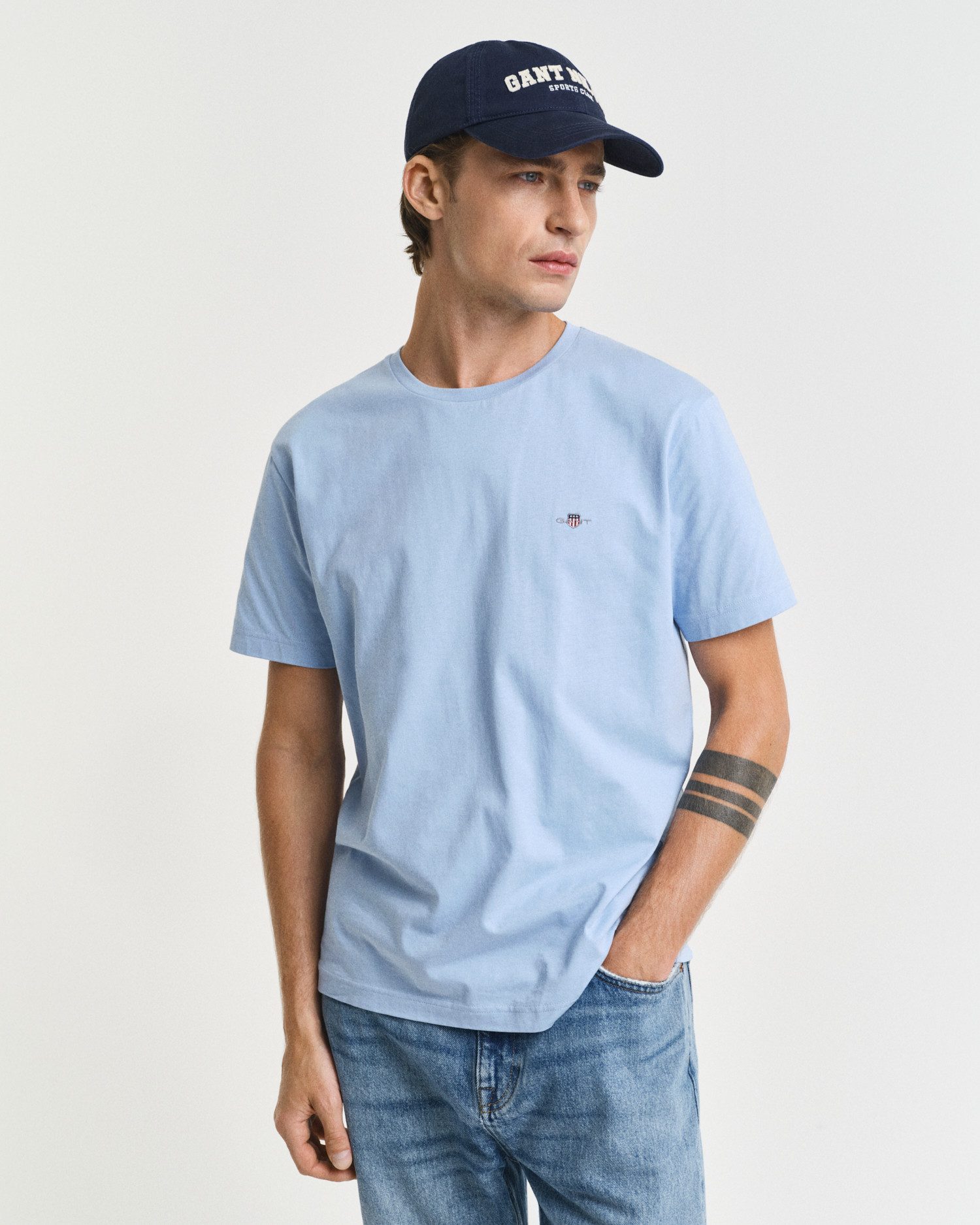 Gant T-Shirt "SLIM SHIELD V-NECK T-SHIRT", mit einer kleinen Logostickerei günstig online kaufen
