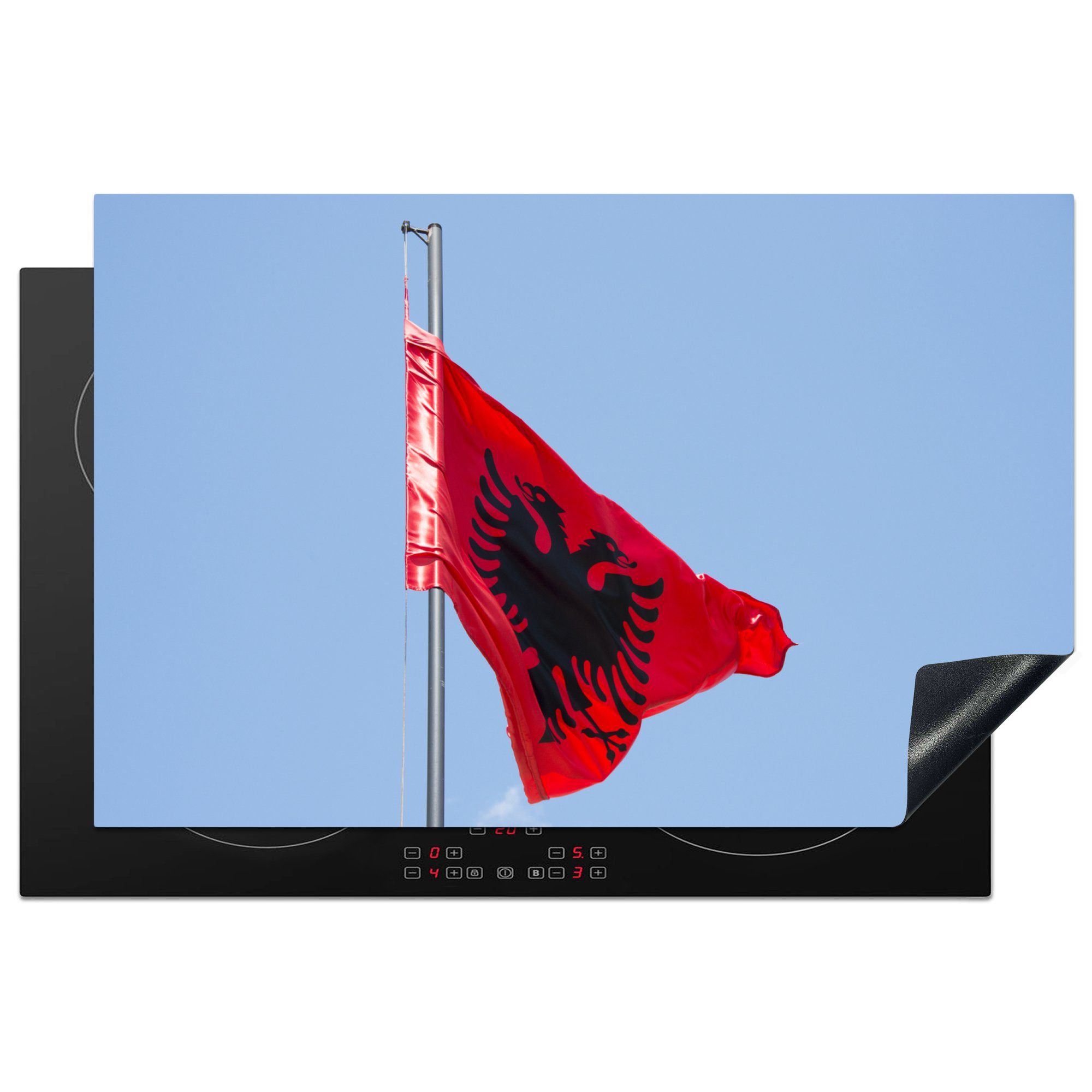 MuchoWow Herdblende-/Abdeckplatte Nationalflagge Albaniens bei strahlend blauem Himmel, Vinyl, (1 tlg), 81x52 cm, Induktionskochfeld Schutz für die küche, Ceranfeldabdeckung