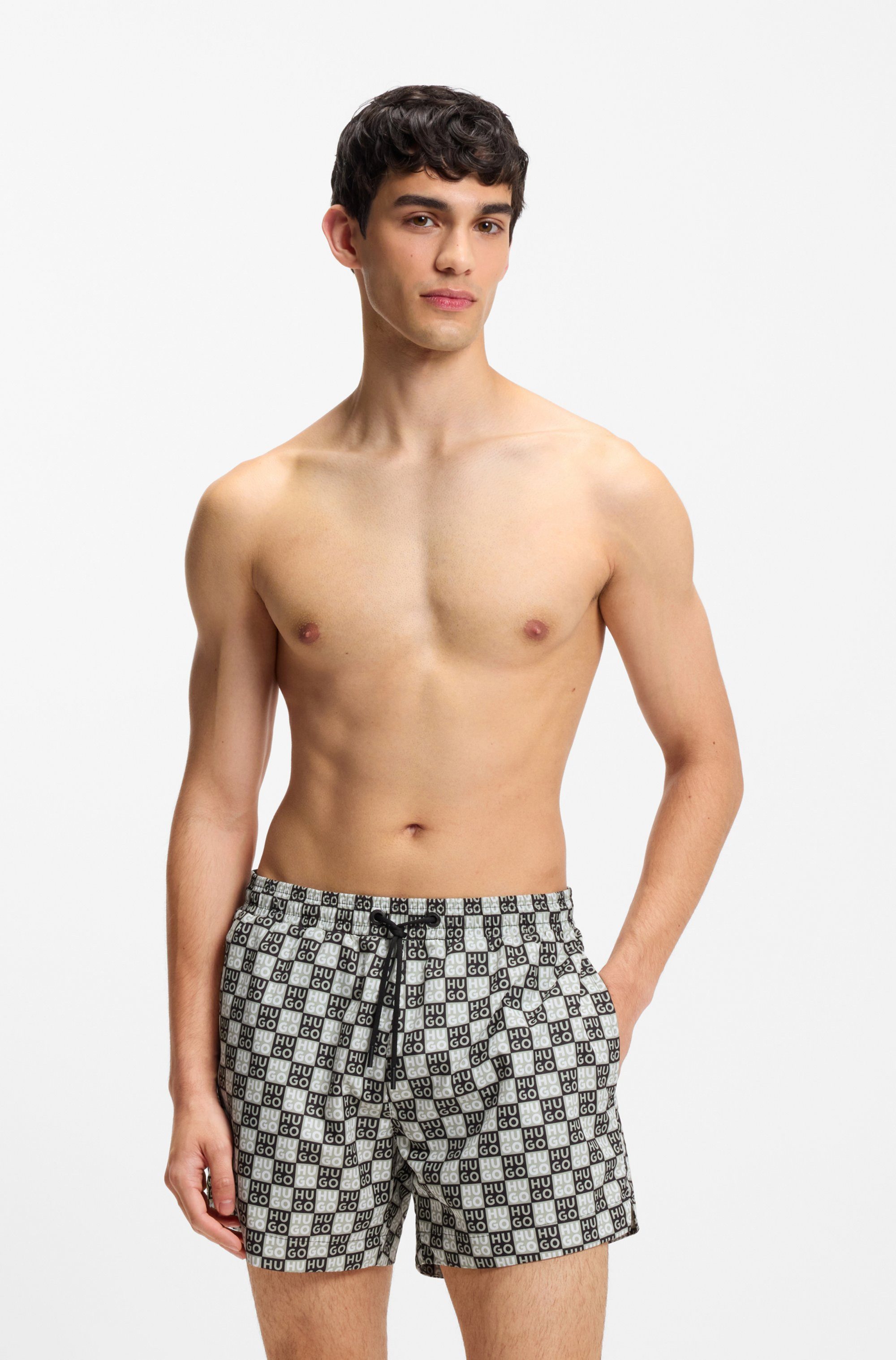 HUGO Badeshorts AARON mit Schachbrett-Logos, elastischer Bund