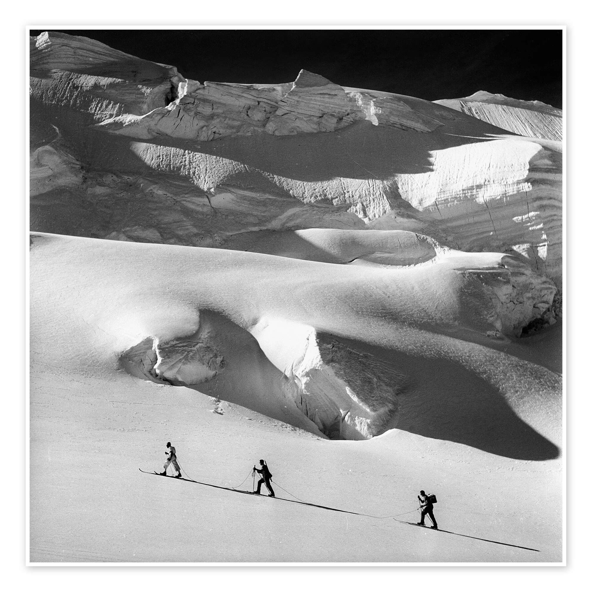 Posterlounge Wandbild Schneewanderung durch die Alpen, Vintage Ski Collection, erhältlich als Poster, Leinwandbild, Wandsticker oder Acrylglasbild