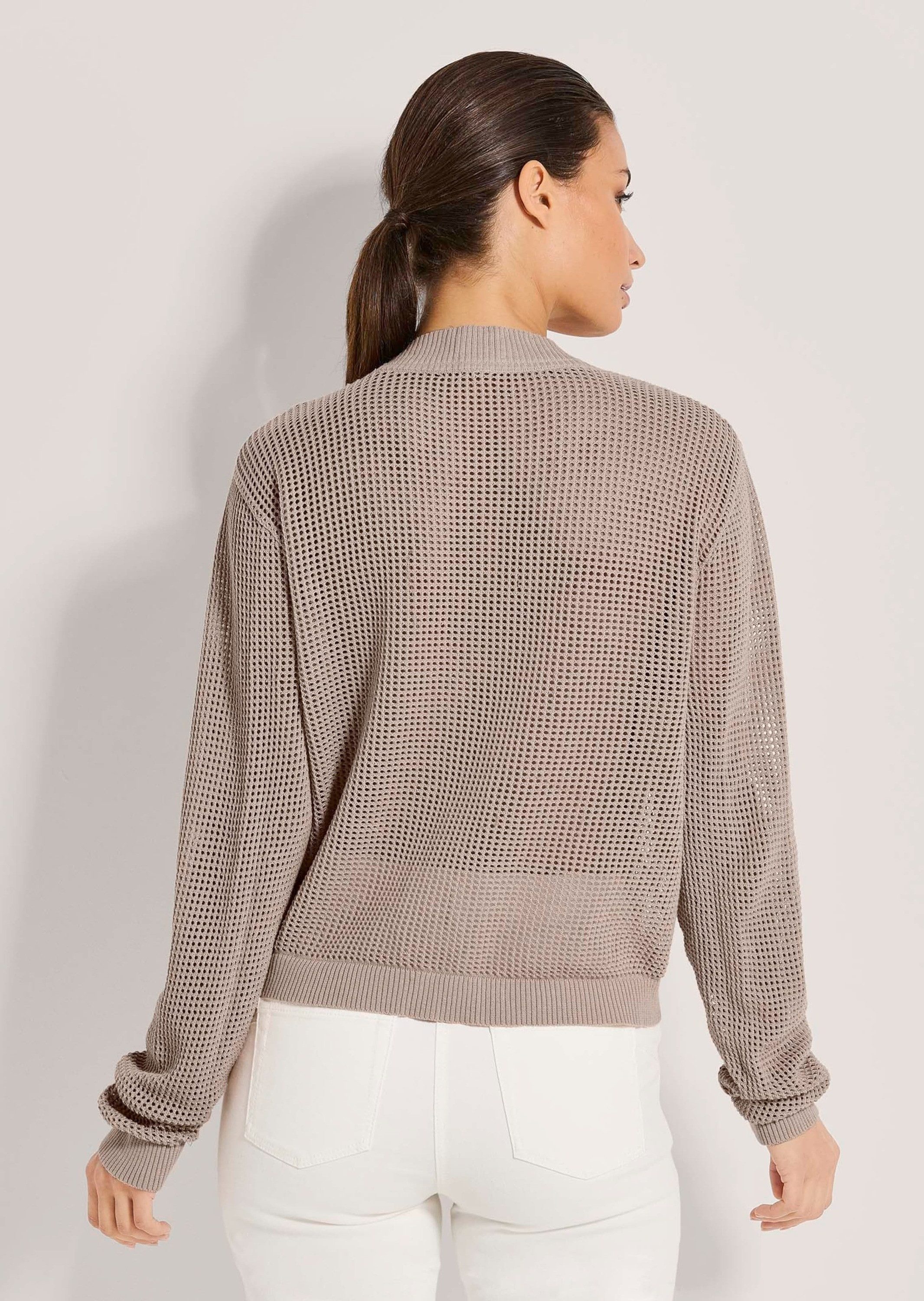 MADELEINE Strickjacke Kurze Ajour-Strickjacke mit Knöpfen Uni-Design mit femininem V-Ausschnitt und Knopfverschluss – Bild 2 von 5