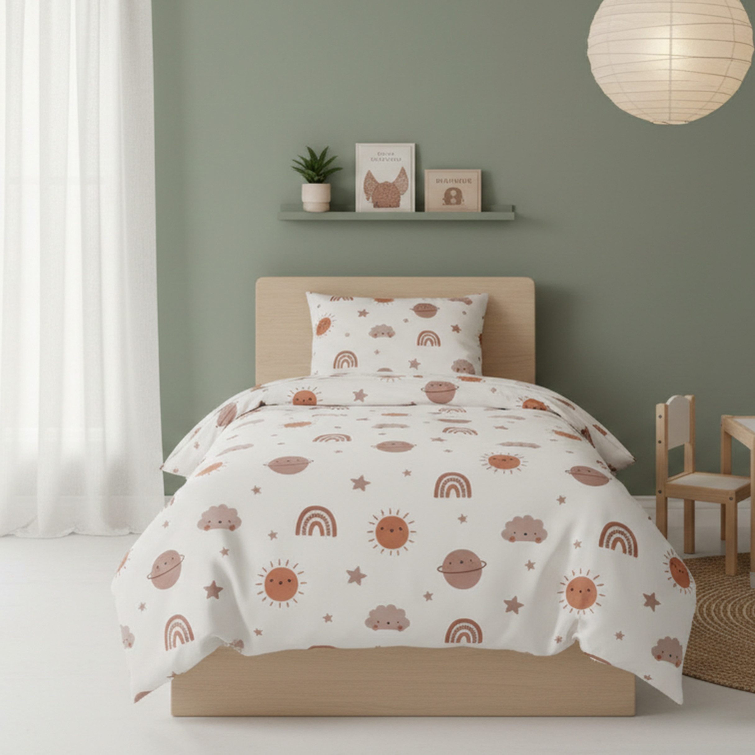 MTOnlinehandel Kinderbettwäsche Boho Dreams 135x200 + 80x80 cm in Renforcé, Weiß/ Beige, 100% Baumwolle, 2 teilig, himmlisches Bettwäsche- Set mit Sonne, Regenbogen, Planet, Wolke