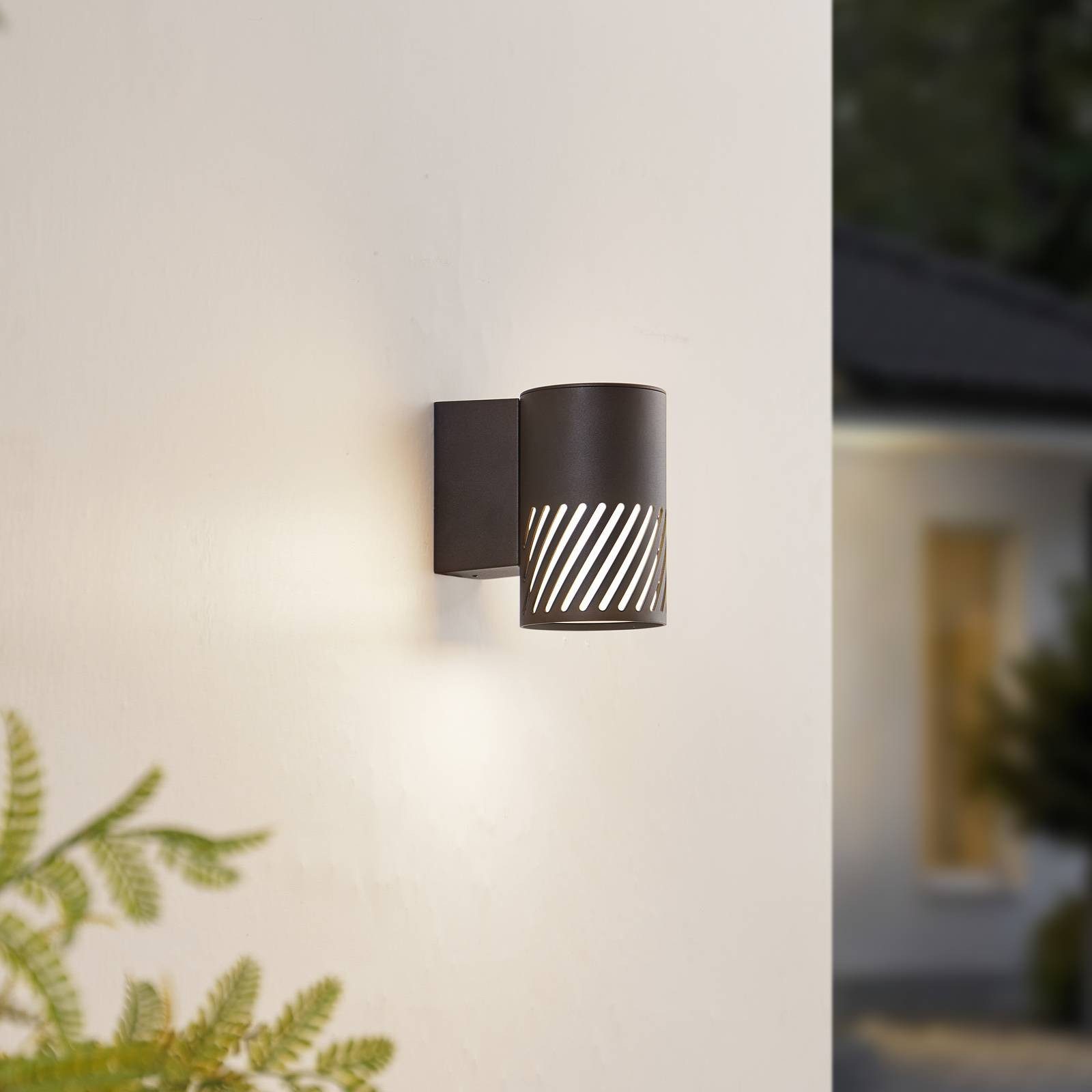 Lindby Außen-Wandleuchte Lurinda, Metall, Schwarz IP44, 1 x 15 W LED