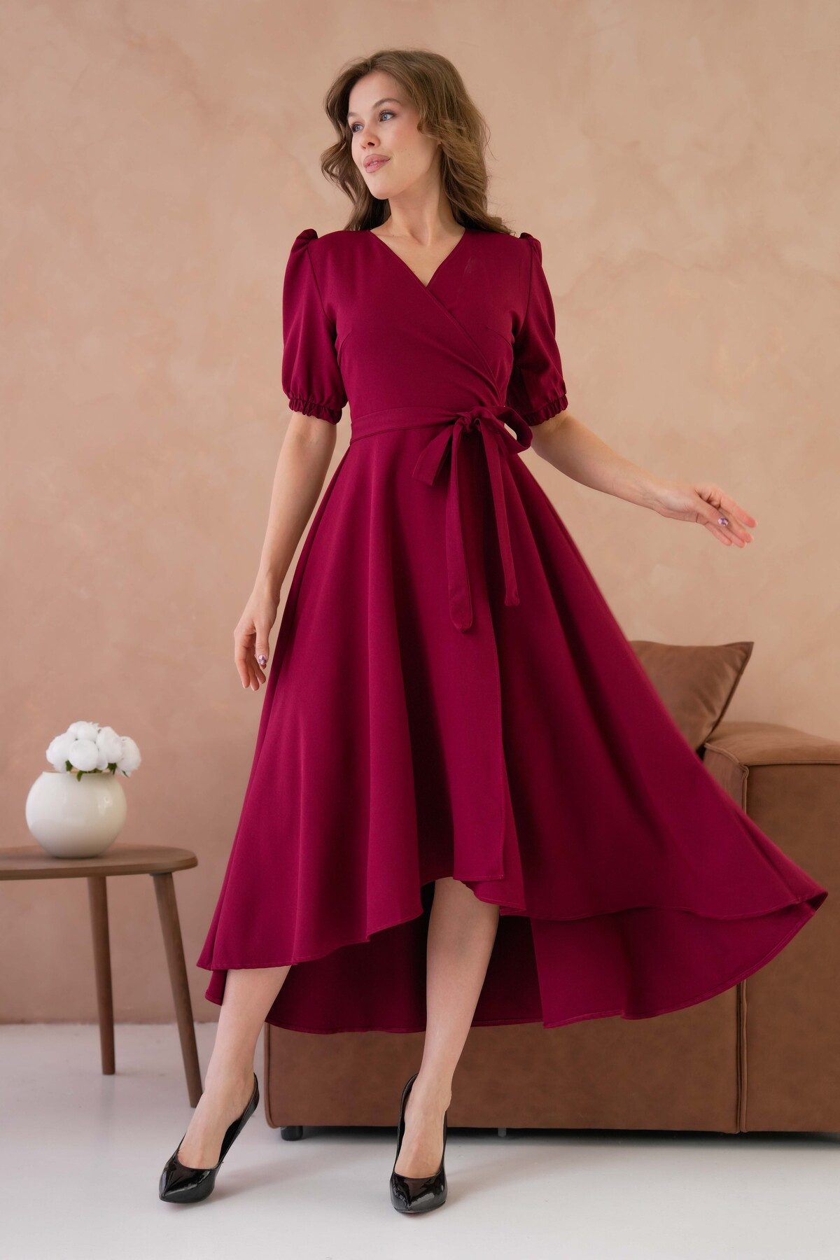 Abendkleid Abendkleid in Midi-Länge mit Wickelausschnitt, Gürteldetail und ausges