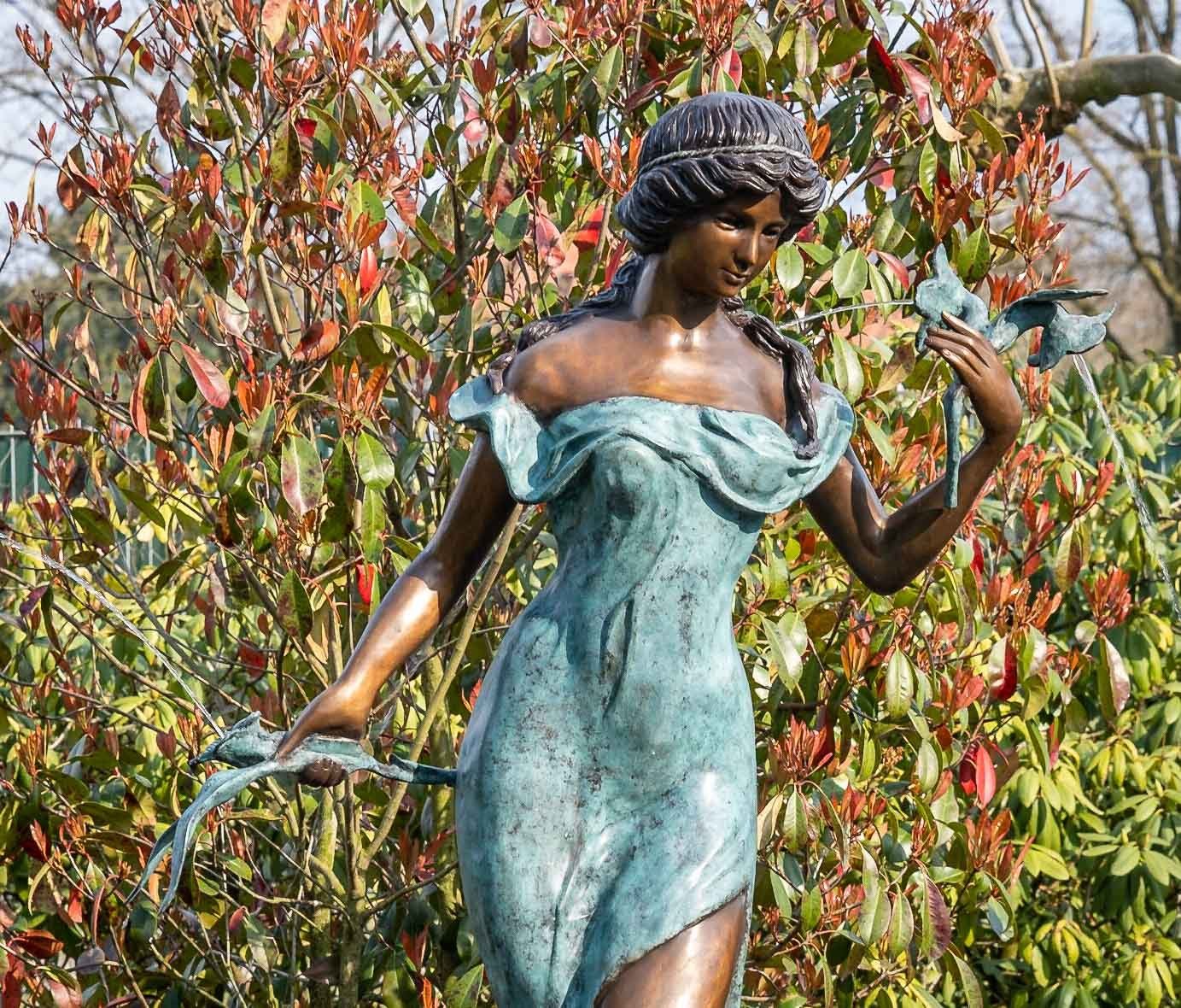 Bronze-Skulptur Brunnen, IDYL IDYL Bronze Gartenfigur mit Blumen Frau