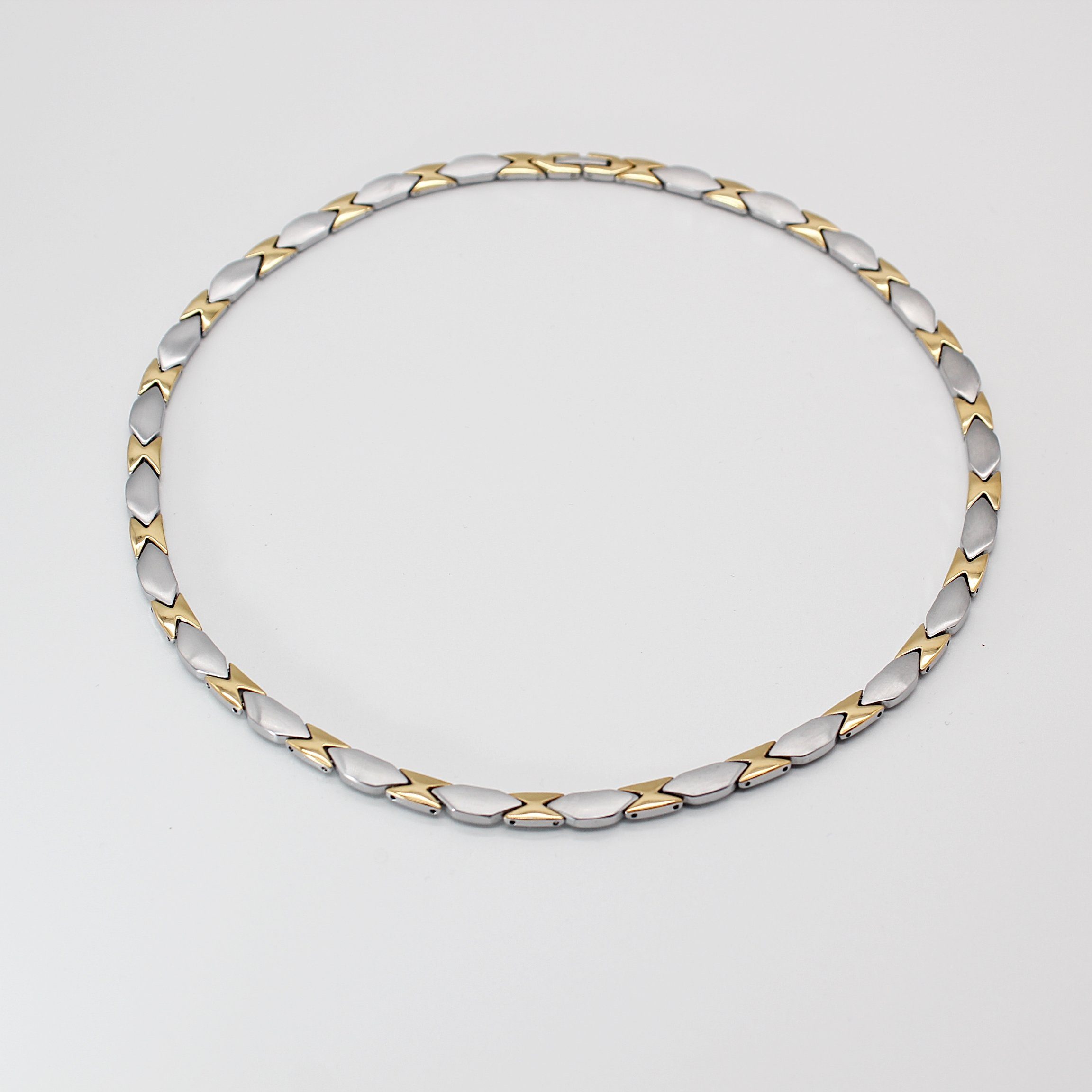 ELLAWIL Edelstahlkette Halskette / Collier Damenkette Collierkette Gliederkette Magnet-Kette (silber-goldfarbener Edelstahl, Kettenlänge 48 cm, Breite 6 mm), inklusive Geschenkschachtel