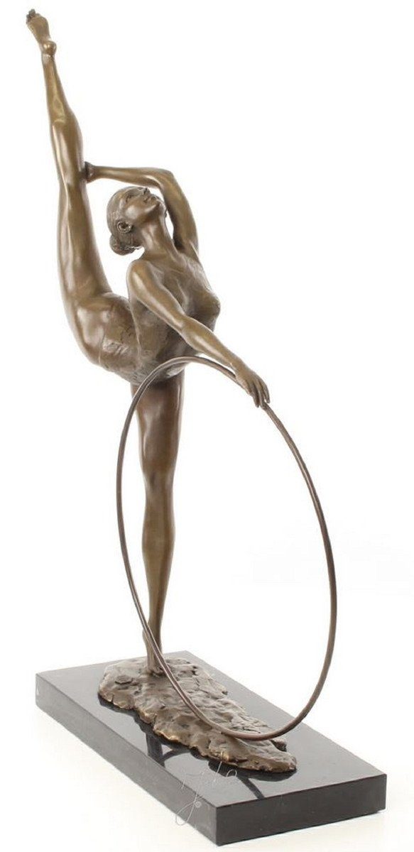 Casa Padrino Dekofigur Luxus Bronzefigur Hula Hoop Tänzerin Bronze / Schwarz 46,2 x 14,2 x H. 57 cm - Deko Bronze Skulptur mit Marmorsockel