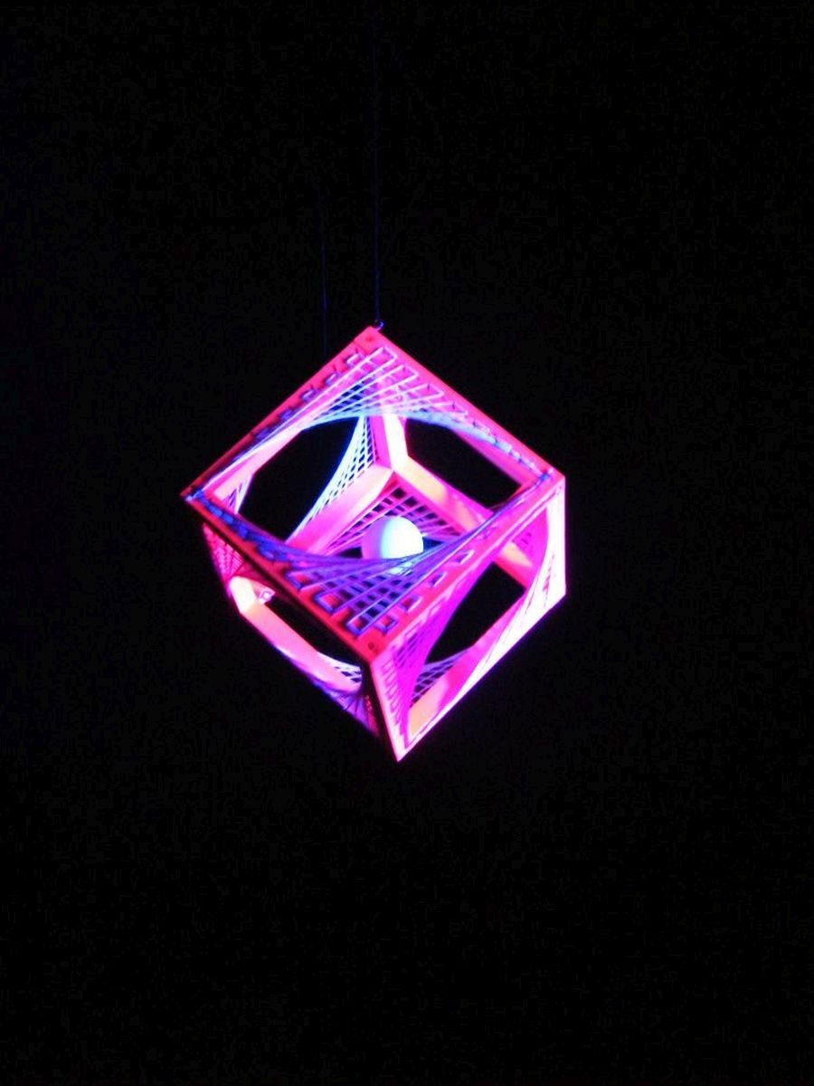 PSYWORK Dekoobjekt StringArt Schwarzlicht Würfel 25cm, Fadendeko leuchtet UV-aktiv, "Pink Poison", Schwarzlicht 3D unter