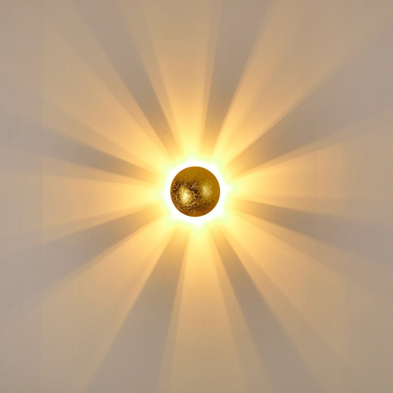 hofstein Wandleuchte »Godo« Wandlampe runde aus Metall in Gold mit Lichtspiel an der Wand, ohne Leuchtmittel, 1xG9, Innen mit Strahlen-Effekt in Blattgold-Optik