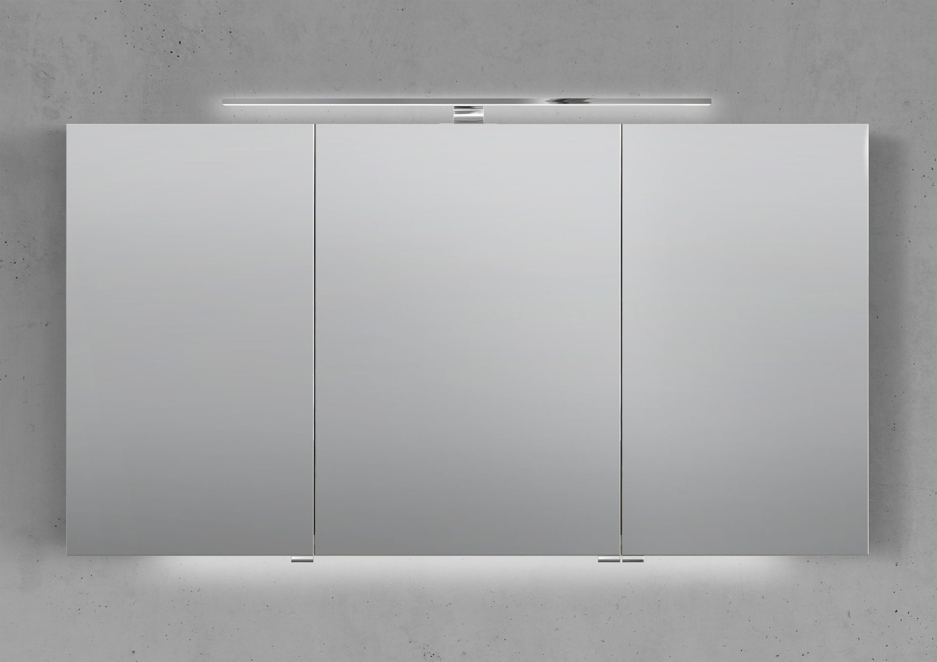 Intarbad Badezimmerspiegelschrank 3-türiger Spiegelschrank mit schmaler MULTI LED Aufsatzleuchte dimmbar (Doppelspiegeltüren, Holz-/ Lackdekore, Maße von 120 bis 140 cm wählbar, Höhe 70 cm, Glasfachböden, Magnetleiste & Kosmetikspiegel Ø 12 cm) Vormontierte Lieferung, Floatglas, 160 kg Traglast, Made in Germany