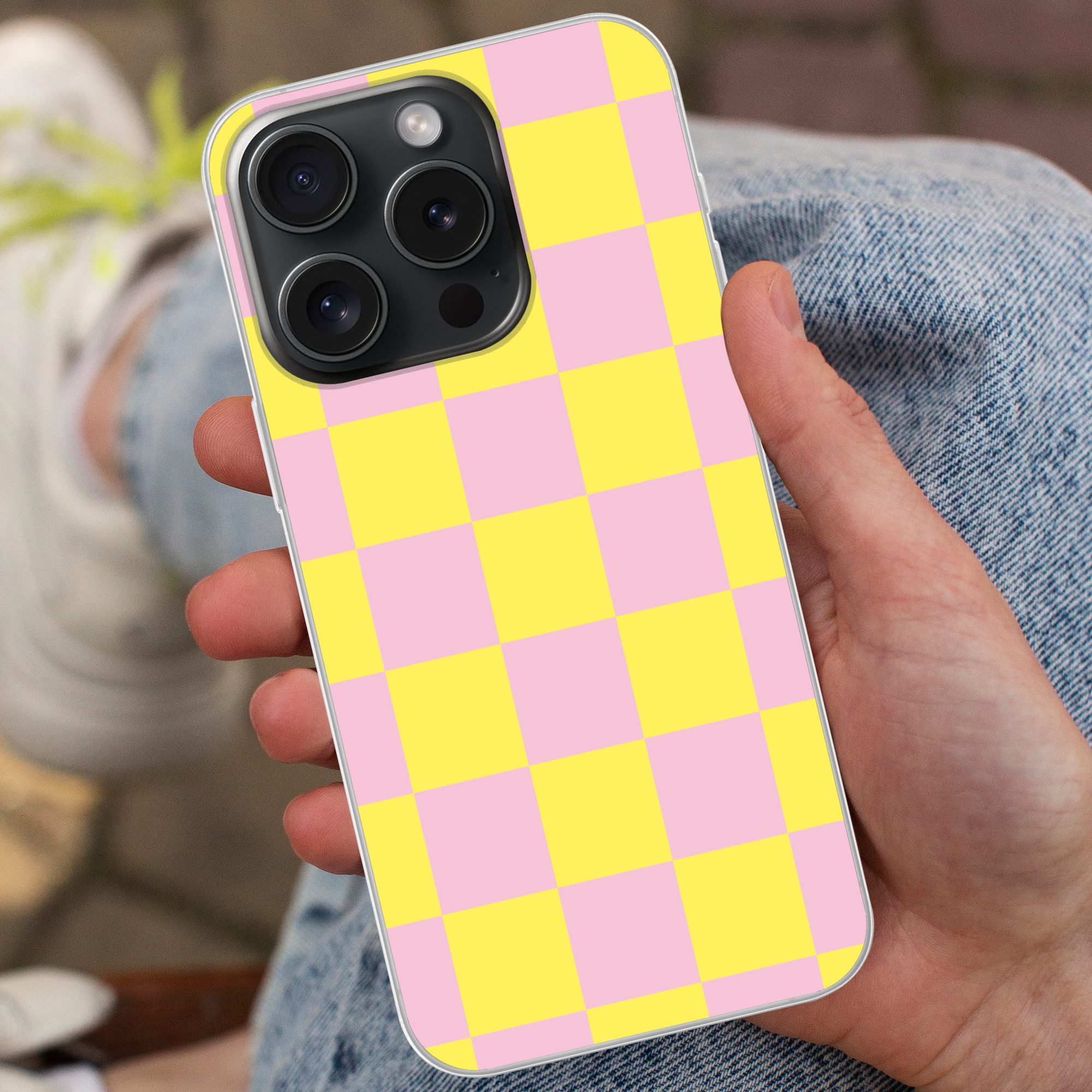 MuchoWow Handyhülle für Apple iPhone 15 Pro Schachbrettmuster - Gelb - Rosa - Würfel, Smartphone-Bumper, Print, Handy Schutzhülle Dünn