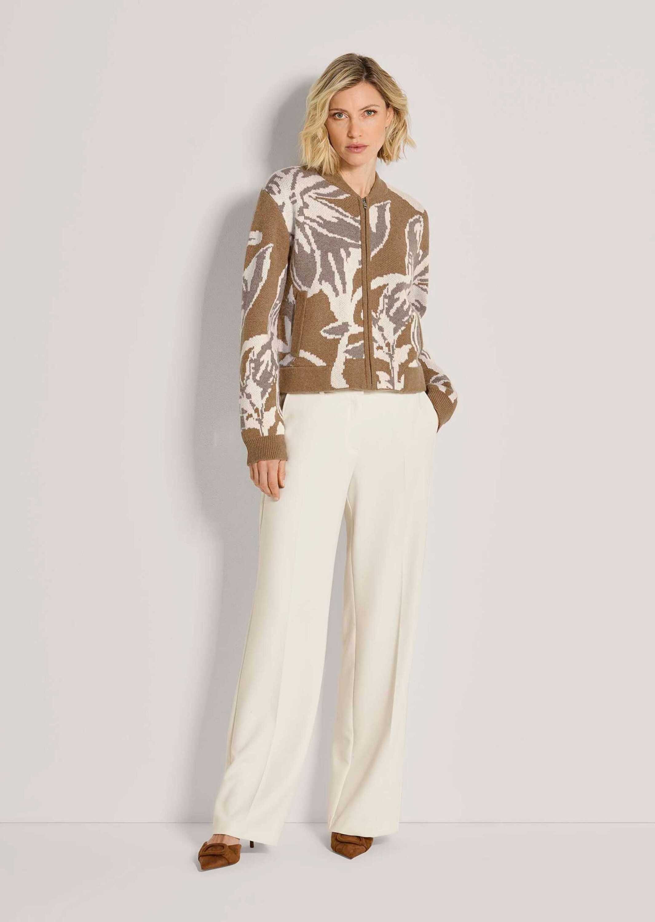 MADELEINE Strickjacke Strickblouson mit Blüten-Jacquard Kleiner Stehkragen, vorderer Reißverschluss & schräge Leistentaschen