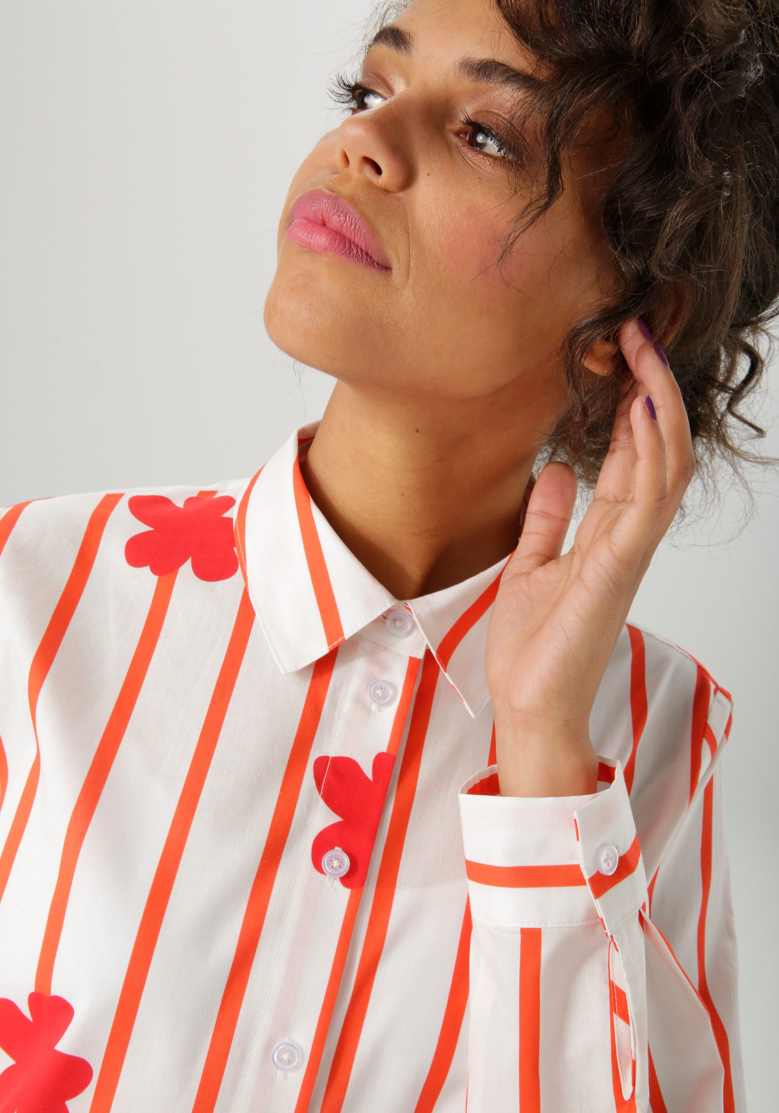 Aniston CASUAL Hemdbluse mit Streifen und Blüten verziert