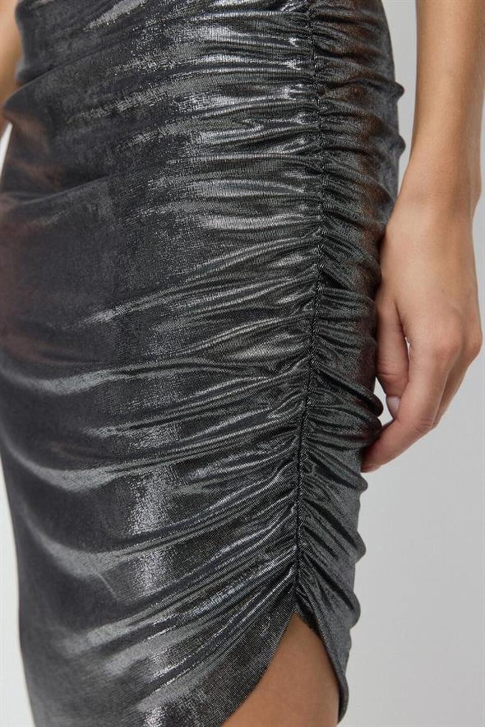 No Matter What Minikleid Asymmetrisches Kleid mit seitlicher Raffung aus glänzendem Stoff – Bild 4 von 5