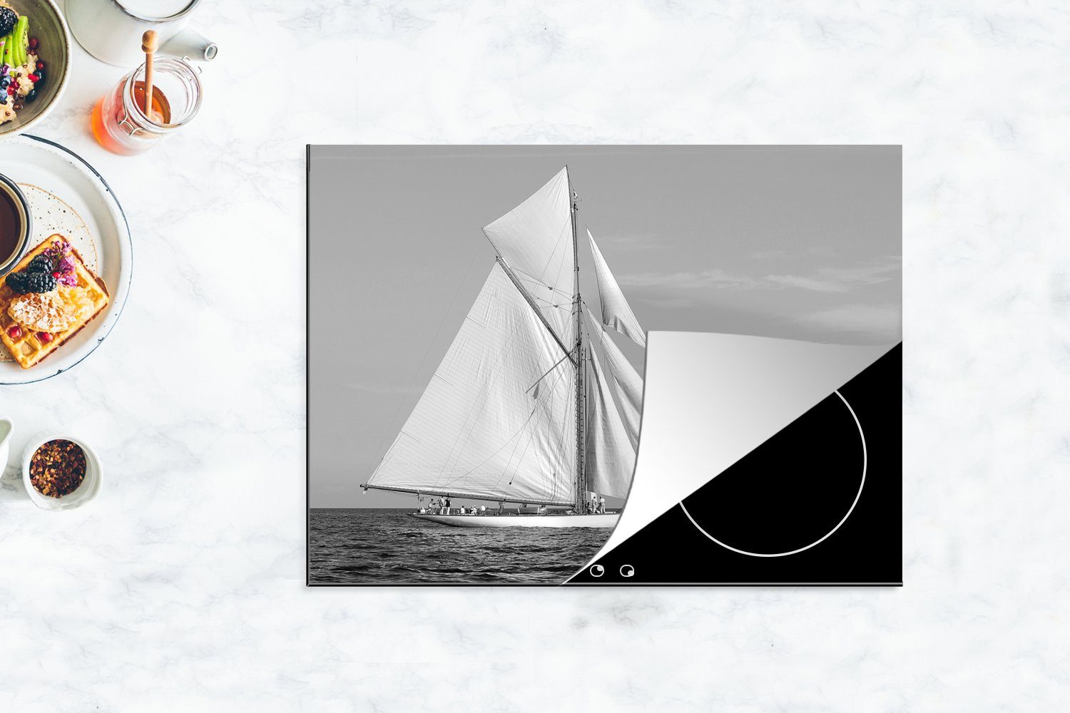 70x52 Vinyl, Arbeitsfläche bei tlg), - MuchoWow Tropez und Mobile weiß, Segelboot Ceranfeldabdeckung Herdblende-/Abdeckplatte cm, (1 schwarz nutzbar, Saint