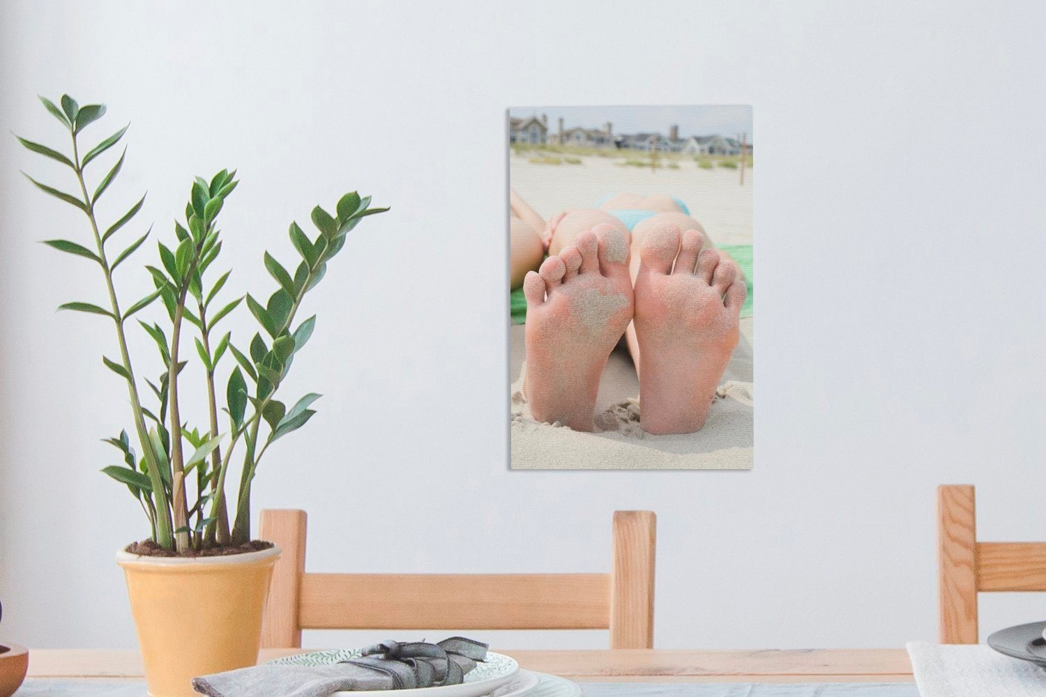OneMillionCanvasses® Leinwandbild fertig cm Leinwandbild dem auf Mit 20x30 Zackenaufhänger, den inkl. Gemälde, bespannt Strand, Füßen (1 St)