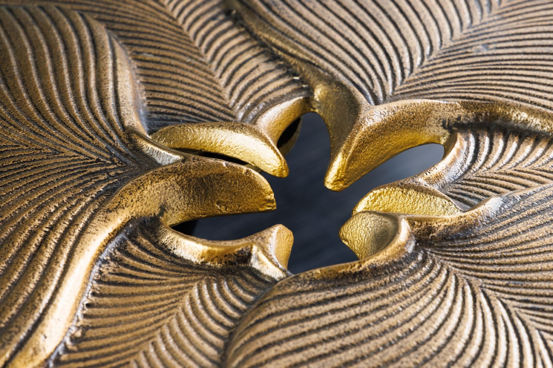 Licht-Erlebnisse Couchtisch DANIEL, Handarbeit aus Metall in Gold Schwarz 56 x 58 x 52 cm (LxBxH)