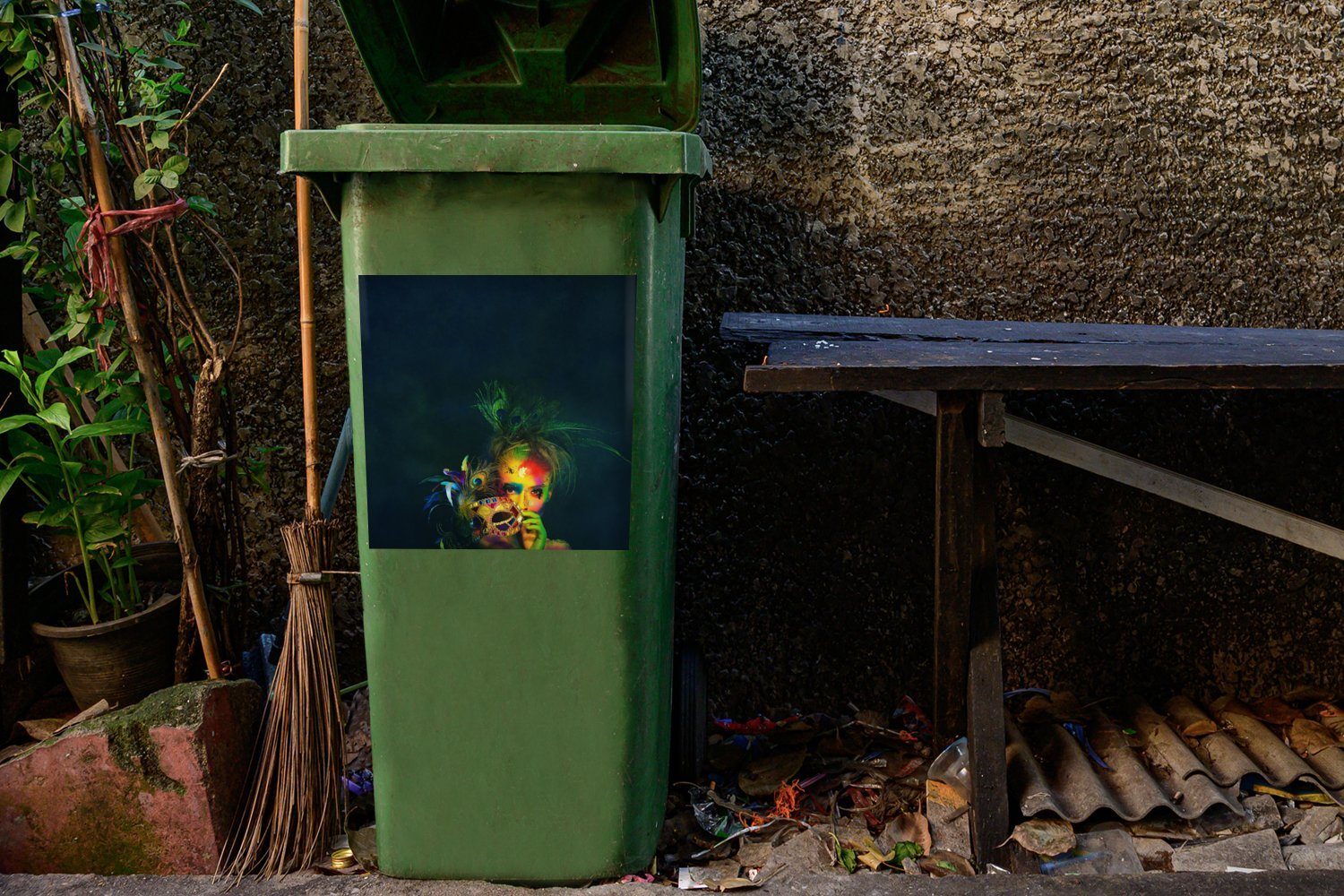 feiert Mülltonne, Wandsticker MuchoWow (1 Fasching St), Container, bunter Mülleimer-aufkleber, mit Sticker, Körperbemalung Abfalbehälter Frau