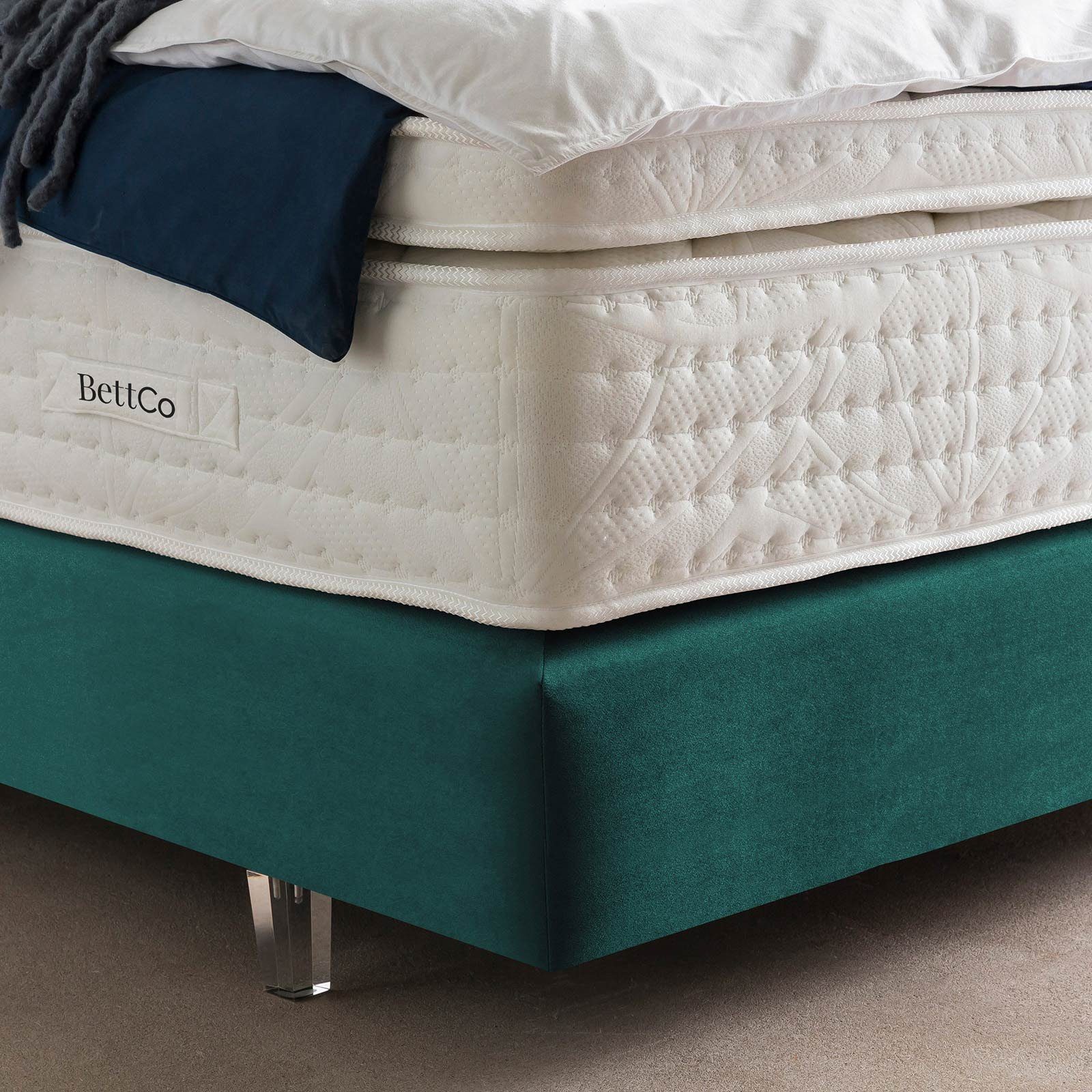 BettCo Boxspringbett Chester (in Smaragd Glas-Optik 200 x 140 Samt, Topper, Acryl-Füße optionaler cm), Chesterfield-Design 