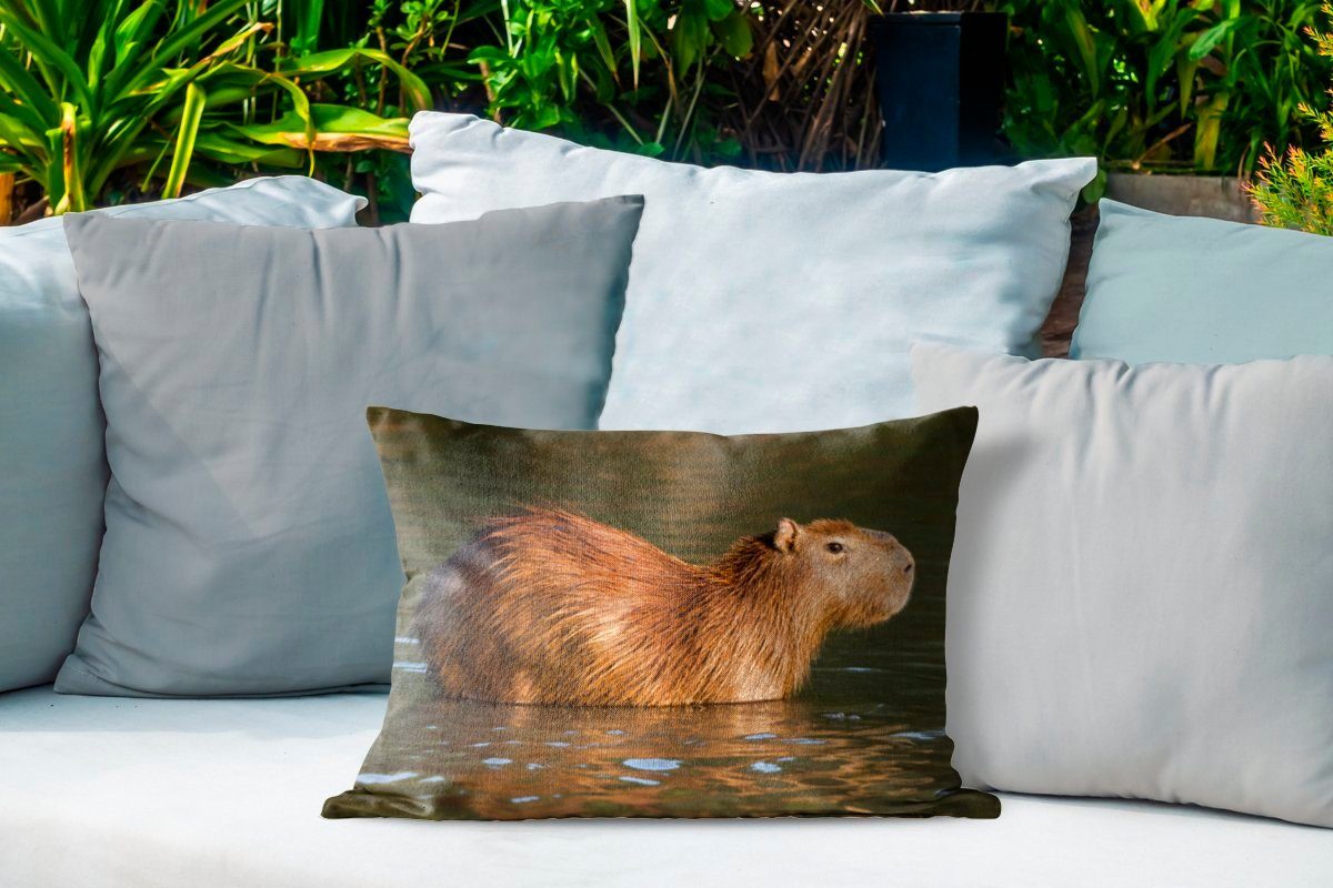 MuchoWow Dekokissen Ein Capybara Dekokissenbezug, Outdoor-Dekorationskissen, Polyester, Wasser, Kissenhülle steht im