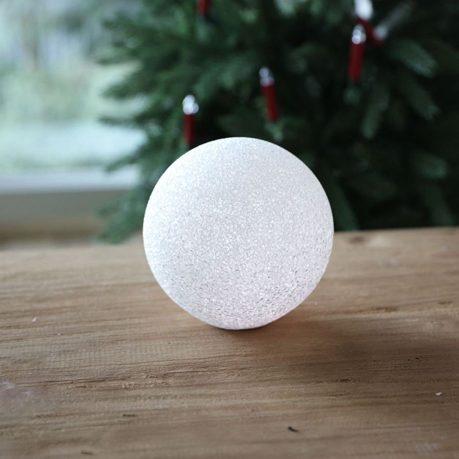 New Home LED Dekoobjekt LED-Deko-Schneeball 8cm warmweiß Lichtkugel Weihnachtsdeko Winterdeko. € 3,99, (€ 3,99 pro 1 Stk).