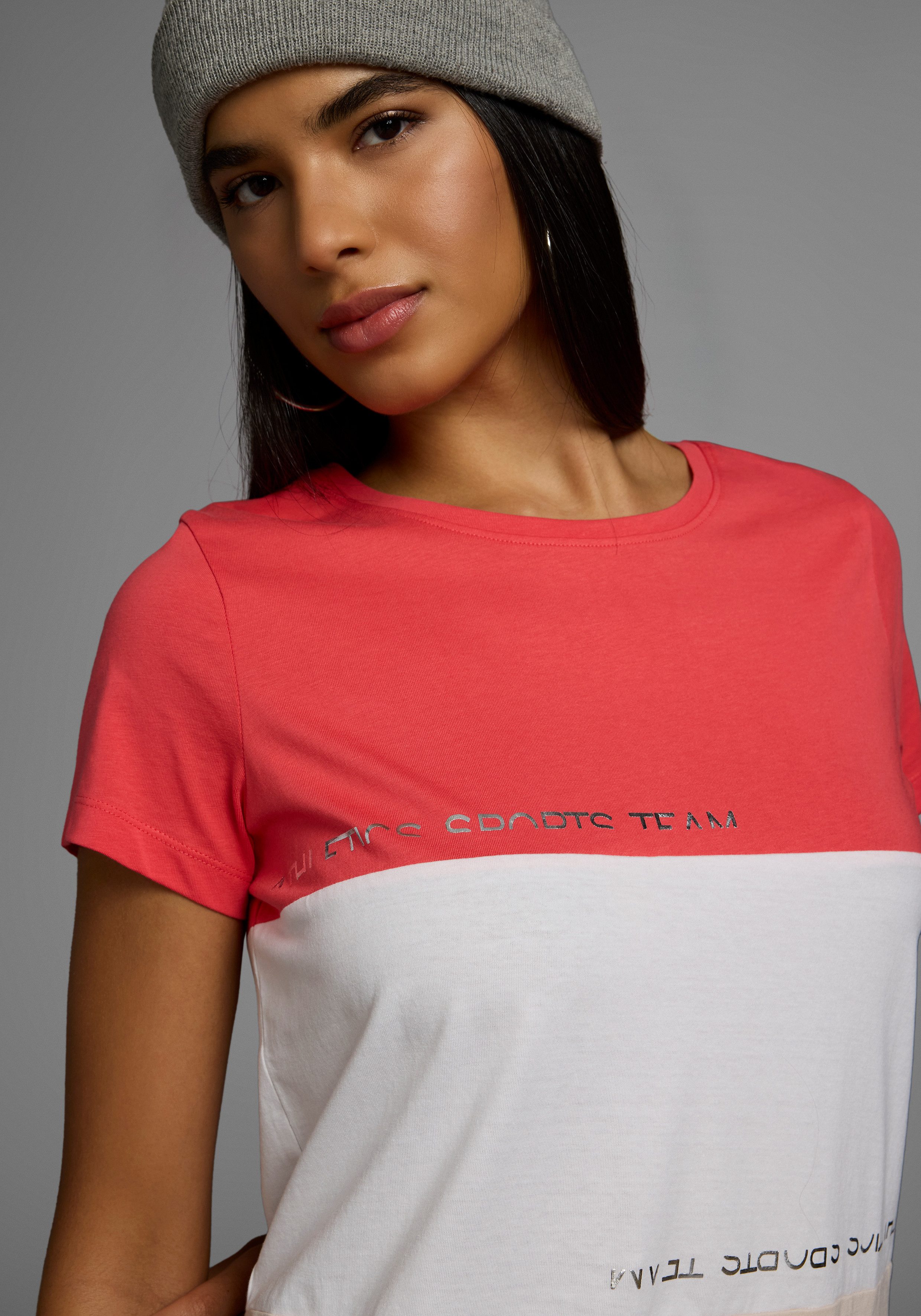 KangaROOS T-Shirt im Colorblock-Design. Reduzierter Preis € 20,99. Unverbindliche Preisempfehlung € 24,99, (€ 20,99 pro 1 Stk)