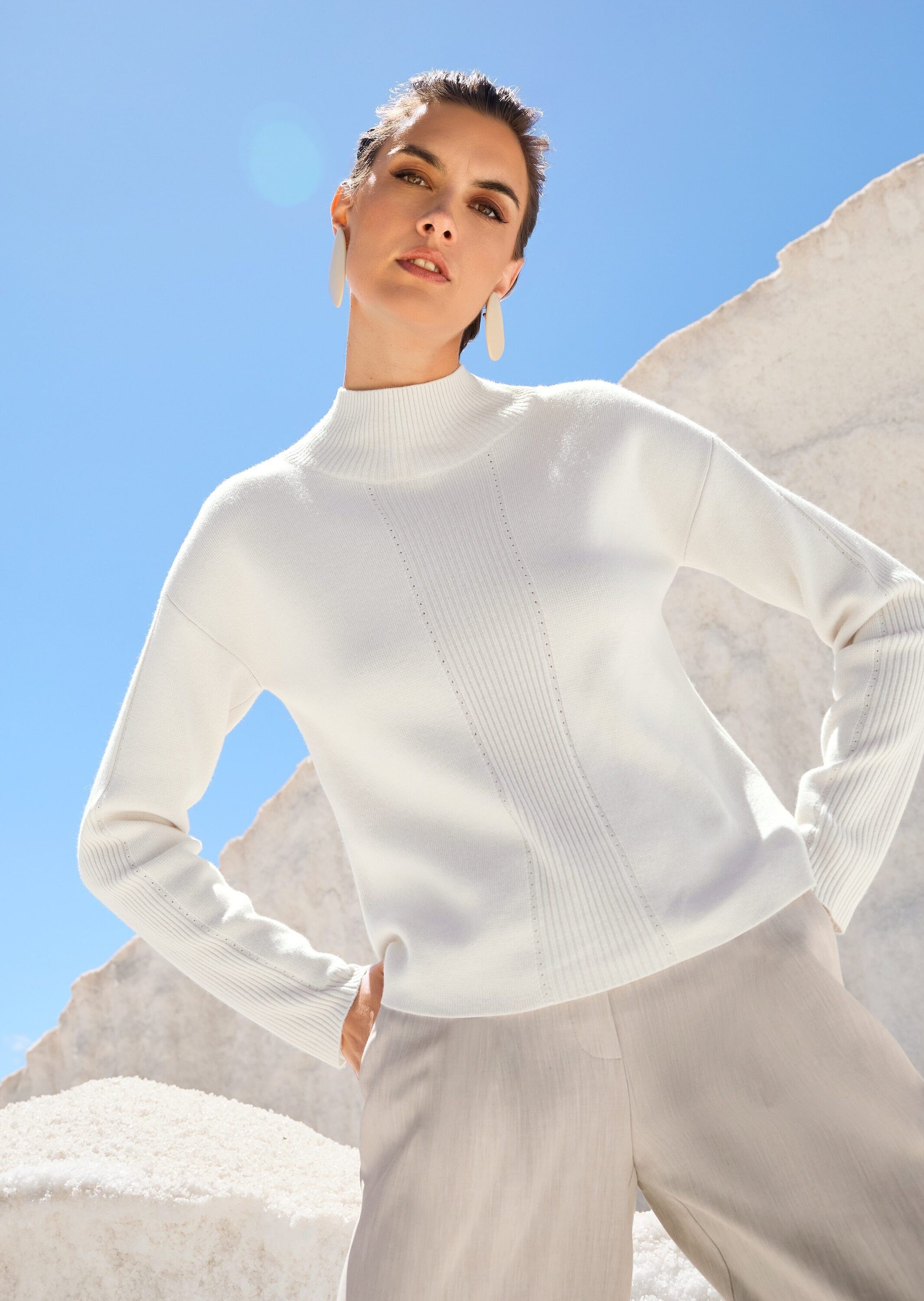 MADELEINE Strickpullover Kaschmir-Pullover mit Pointelle-Muster Pullover mit Stehkragen, überschnittene Schultern, Seitenschlitze