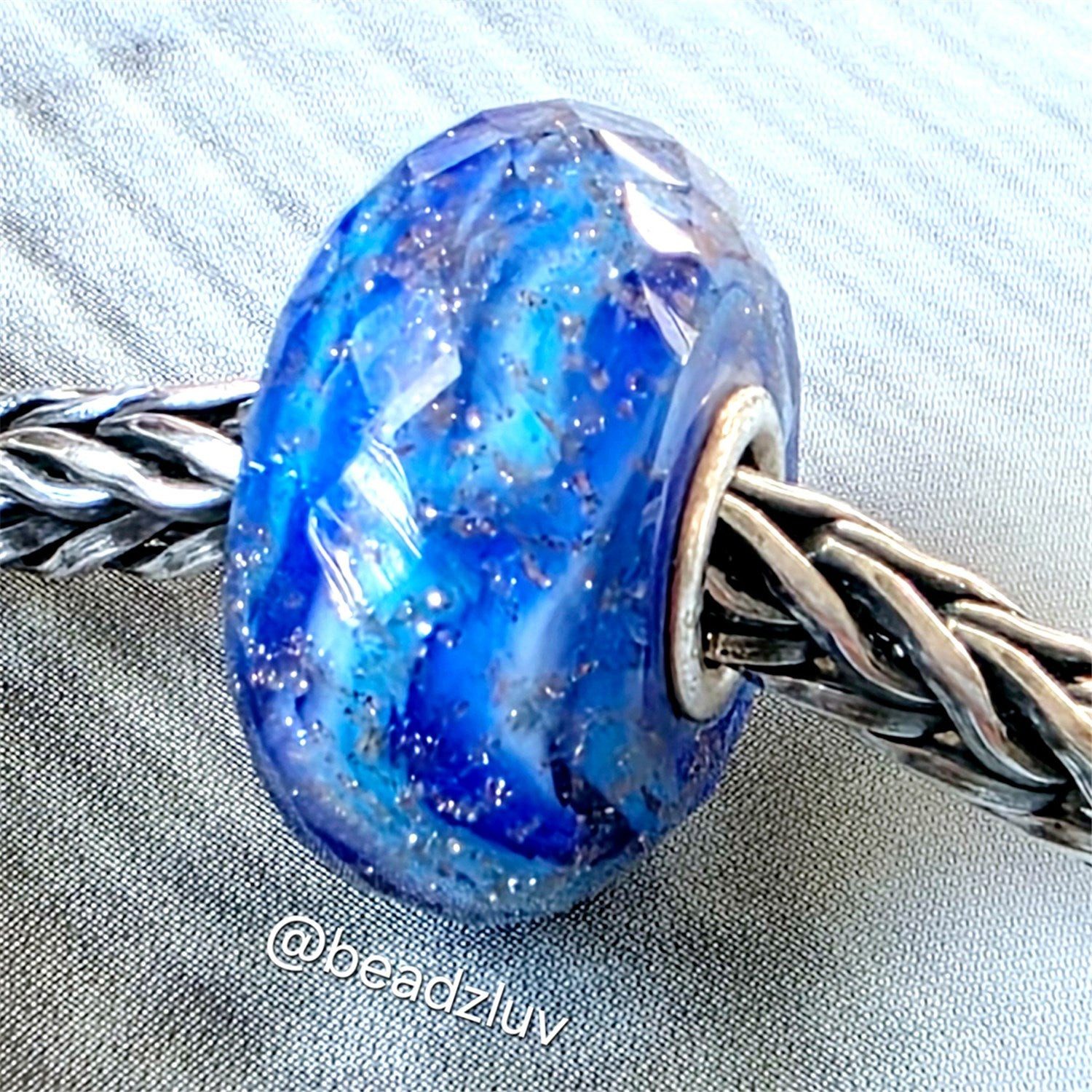 Trollbeads Charm 'Facettierter Blauer Goldstein' – Handgefertigter Glas-Anhänger In Schimmerndem Blau, TGLBE-30054