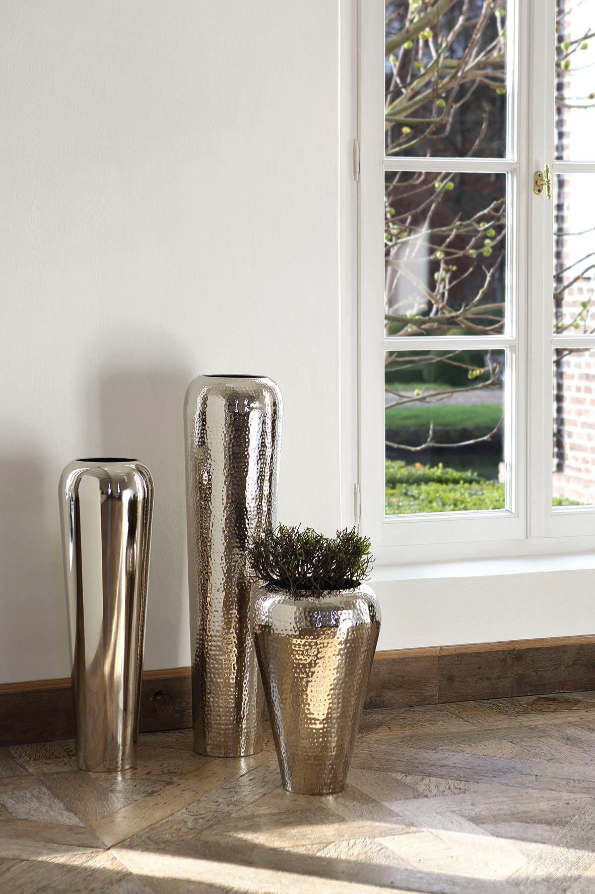 Fink Dekovase TUTZI, mit aus Metall, vernickelt, Ein Struktur (1 ohne Blumen Vase und Bodenvase, Blickfang gehämmerter mit St)