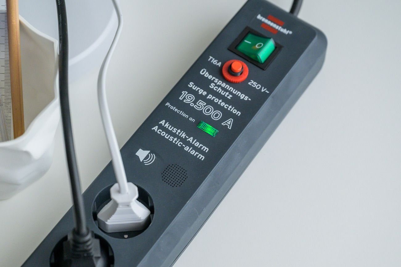 Brennenstuhl Secure-Tec Überspannungsschutz, Warnsignal, 3 Steckdosenleiste m), Schalter (Kabellänge mit und 6-fach akustischem