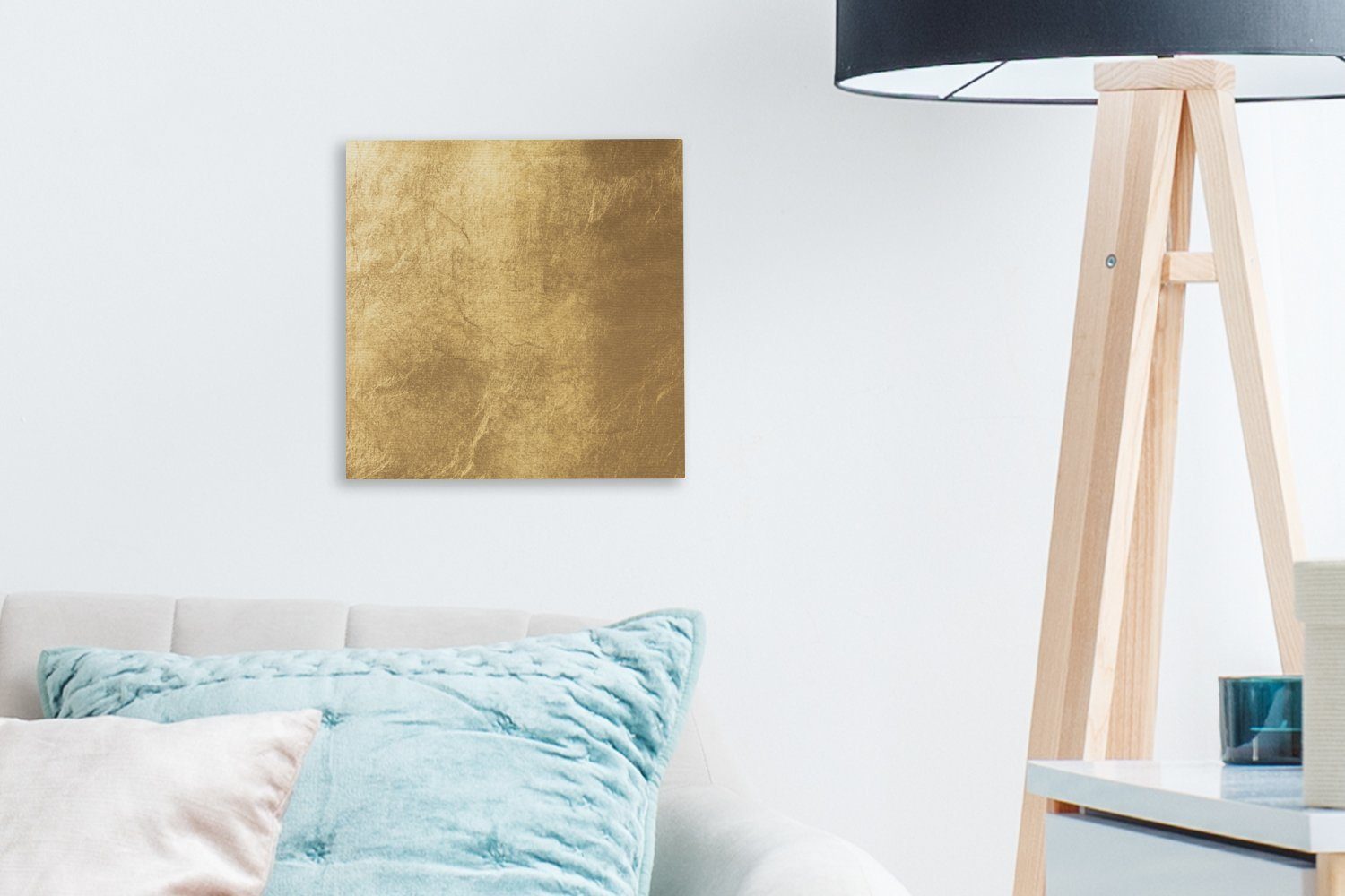 OneMillionCanvasses® Leinwandbild Licht fällt auf eine goldene Wand, Fotodruck (1 St), Wandbild, Deko Schlafzimmer Wohnzimmer Flur 20x20 cm