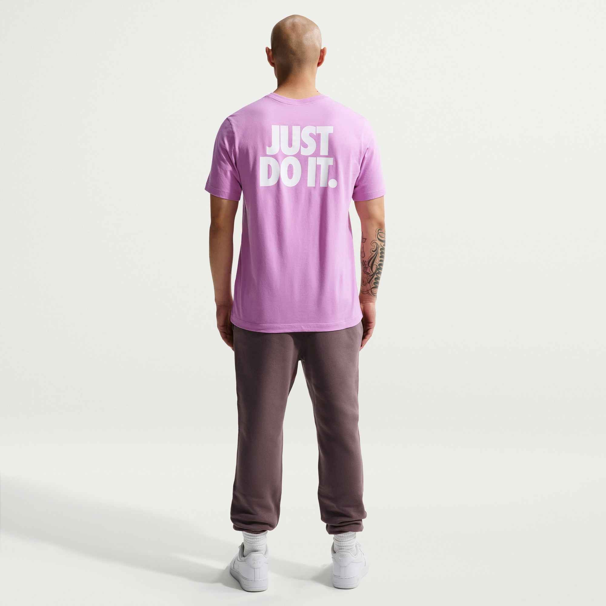 Nike T-Shirt Nike Sportswear T-Shirt für Erwachsene, sportlich, mit coolem Rückenprint