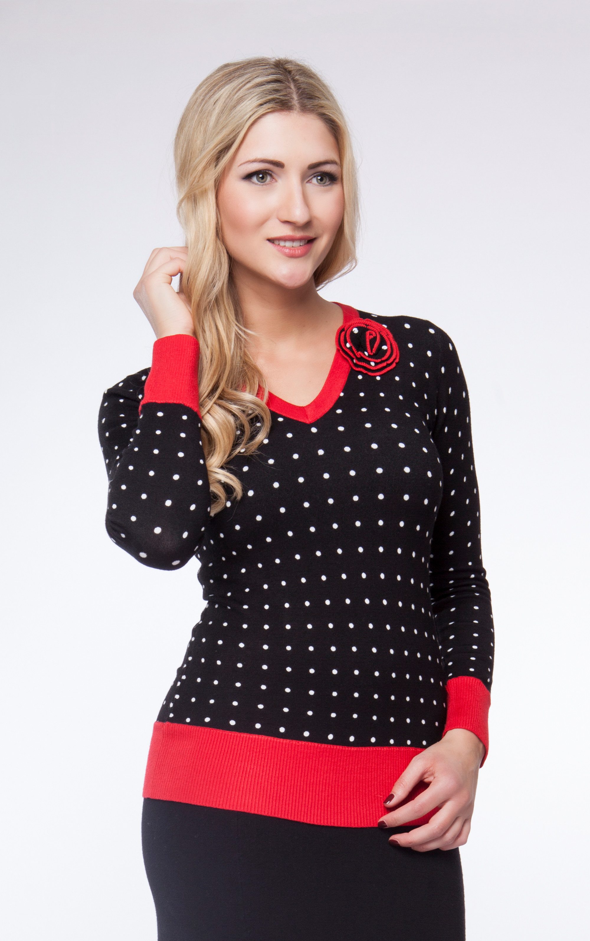 Strickpullover in Schwarz mit Punkten und roten Details sowie Rosendetail