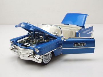 JADA Modellauto Cadillac Eldorado Convertible 1956 blau mit M&Ms Figur Modellauto, Maßstab 1:24