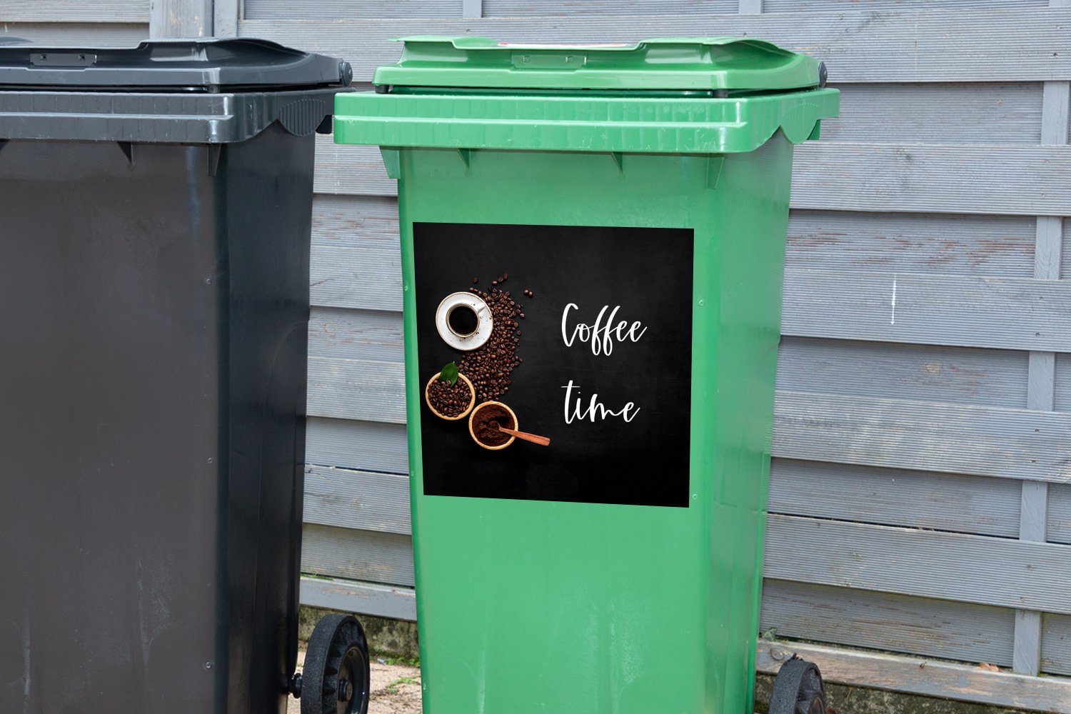 Sprichwörter Kaffeezeit Abfalbehälter MuchoWow - Wandsticker Zitate St), - Container, Sticker, (1 Mülleimer-aufkleber, Mülltonne,