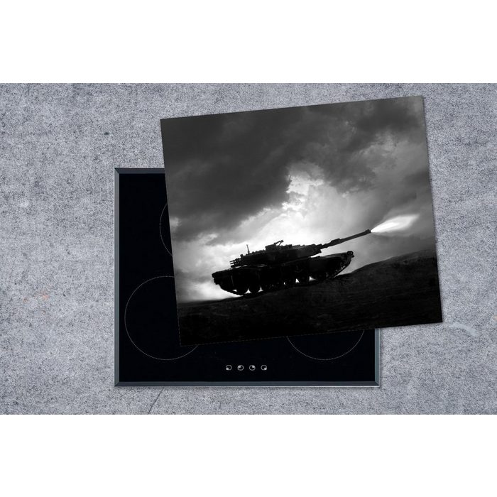 MuchoWow Herdblende-/Abdeckplatte Schießender Panzer - schwarz und weiß Vinyl (1 tlg) Mobile Arbeitsfläche nutzbar Ceranfeldabdeckung ZR10690