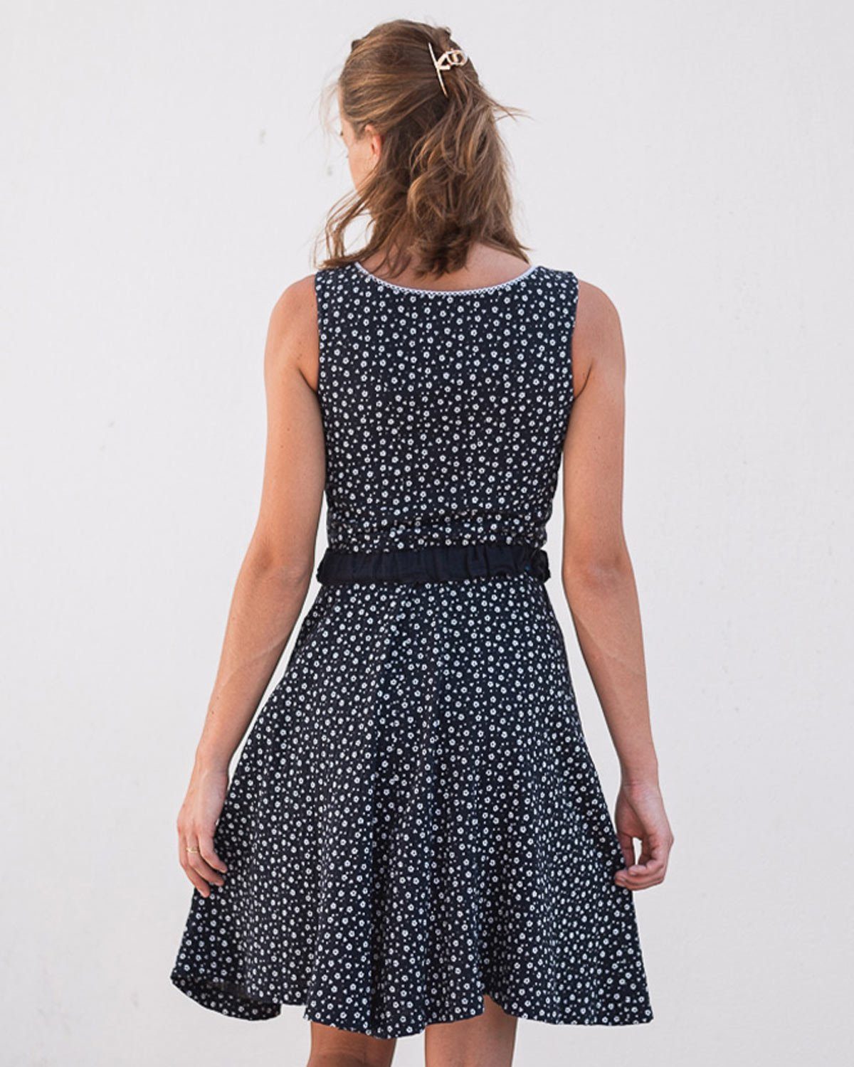 Turi Landhaus Dirndl Trachtenkleid 'Kati' mit Blümchenmuster, Marine B