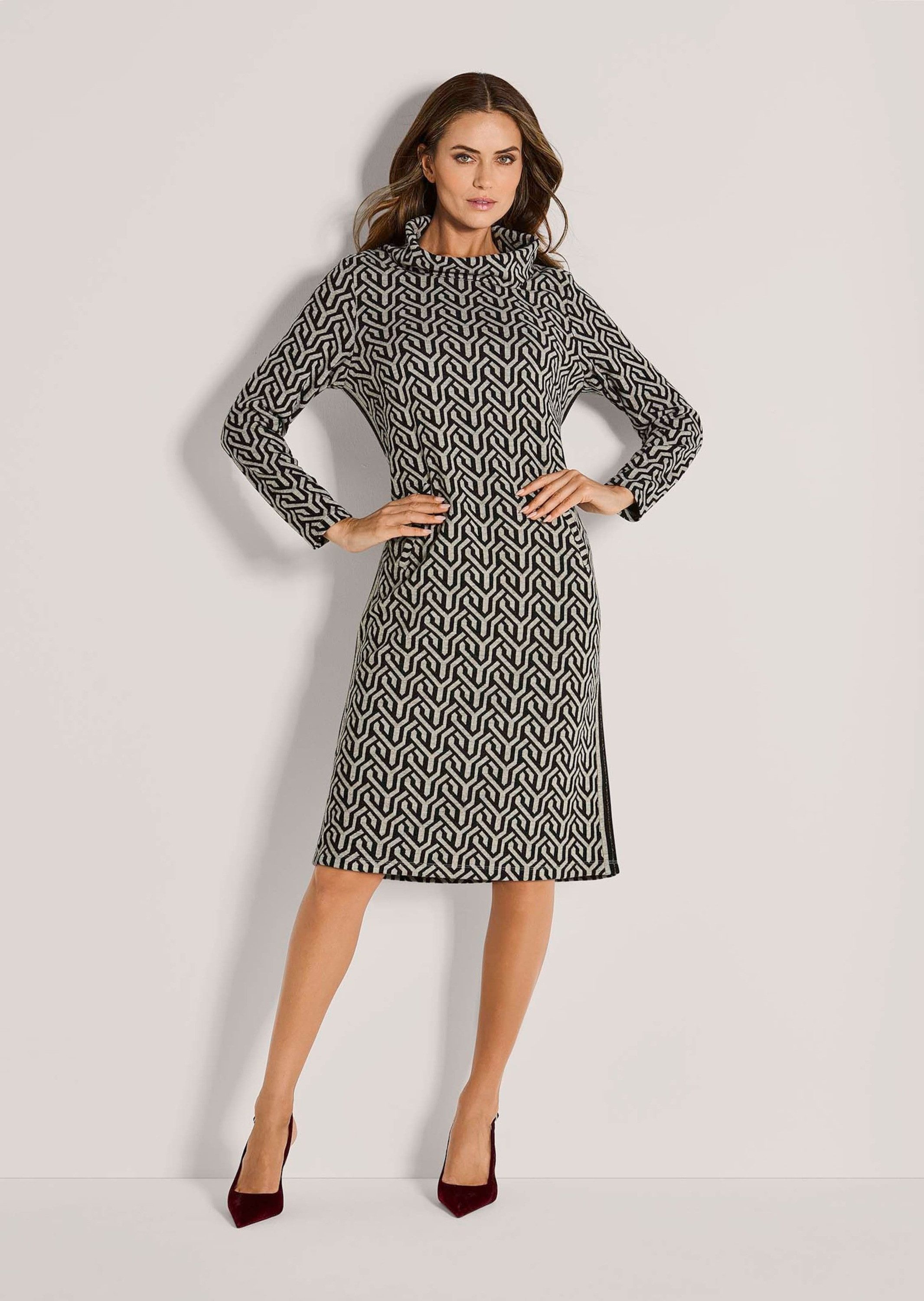 MADELEINE Midikleid Kleid mit Grafik-Jacquard und Rollkragen H-Linien-Kleid günstig online kaufen