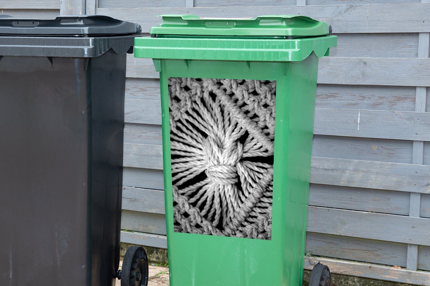 MuchoWow schwarz Großaufnahme weiß Mülltonne, - Mülleimer-aufkleber, Wandsticker Sticker, (1 Container, St), in Makramee-Teppich und Abfalbehälter