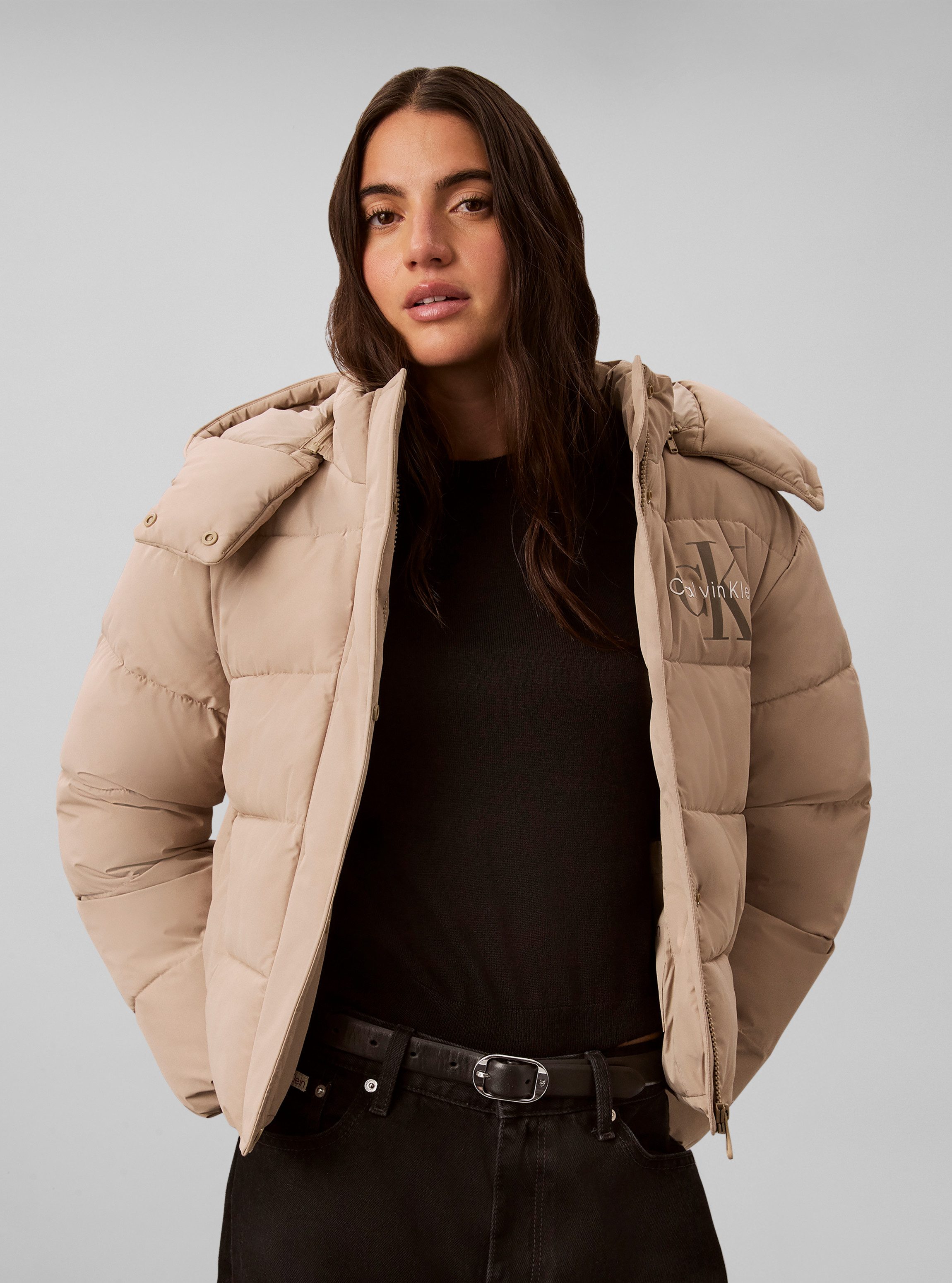 Calvin Klein Jeans Steppjacke MATTE MONOLOGO SHORT PUFFER Mit Kapuze, Logoschriftzug