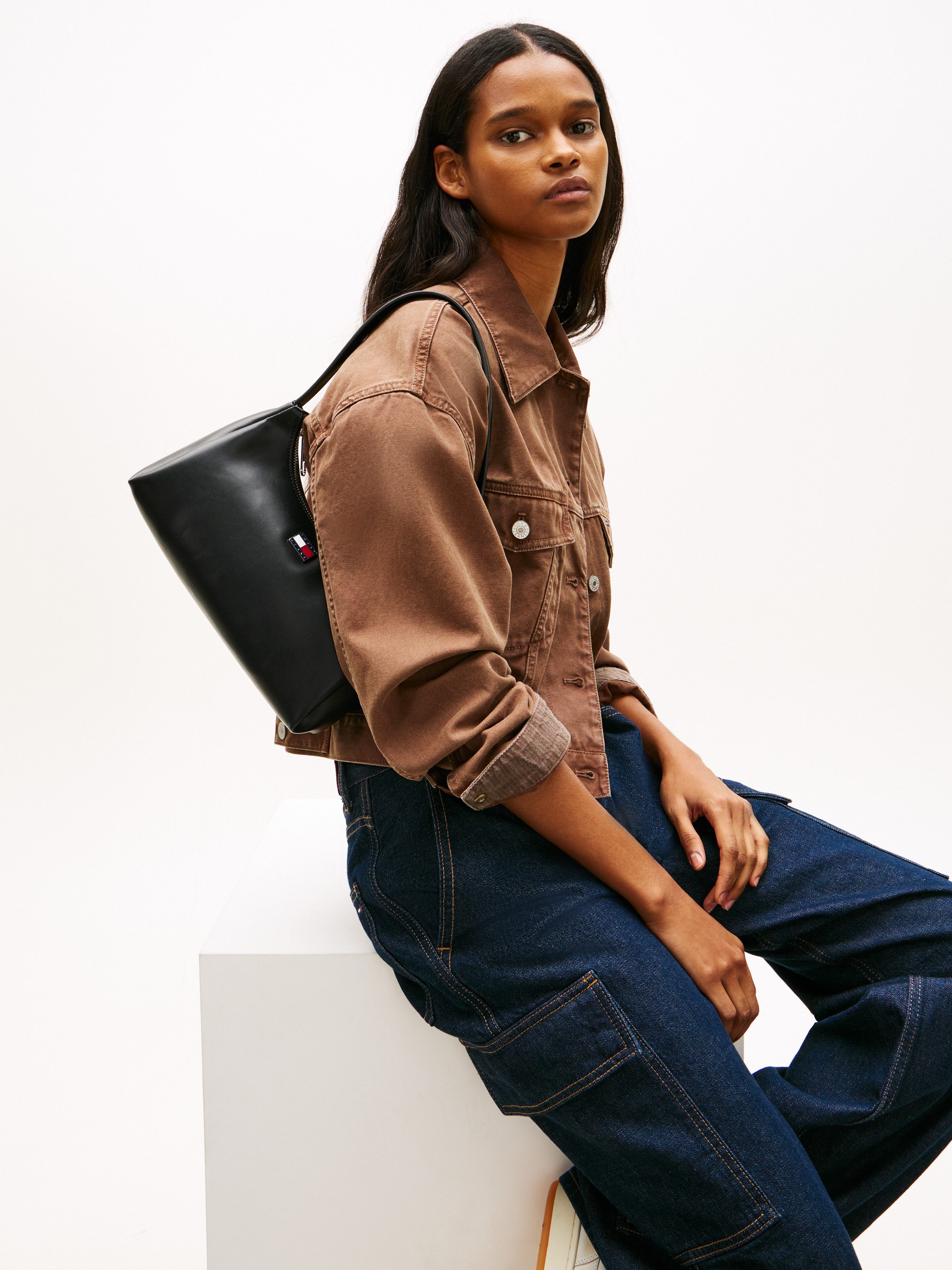 Tommy Jeans Schultertasche TJW CITY CHARM SHOULDER BAG, Damen Schultertasche, Henkeltasche mit farbigem Schmuckelement