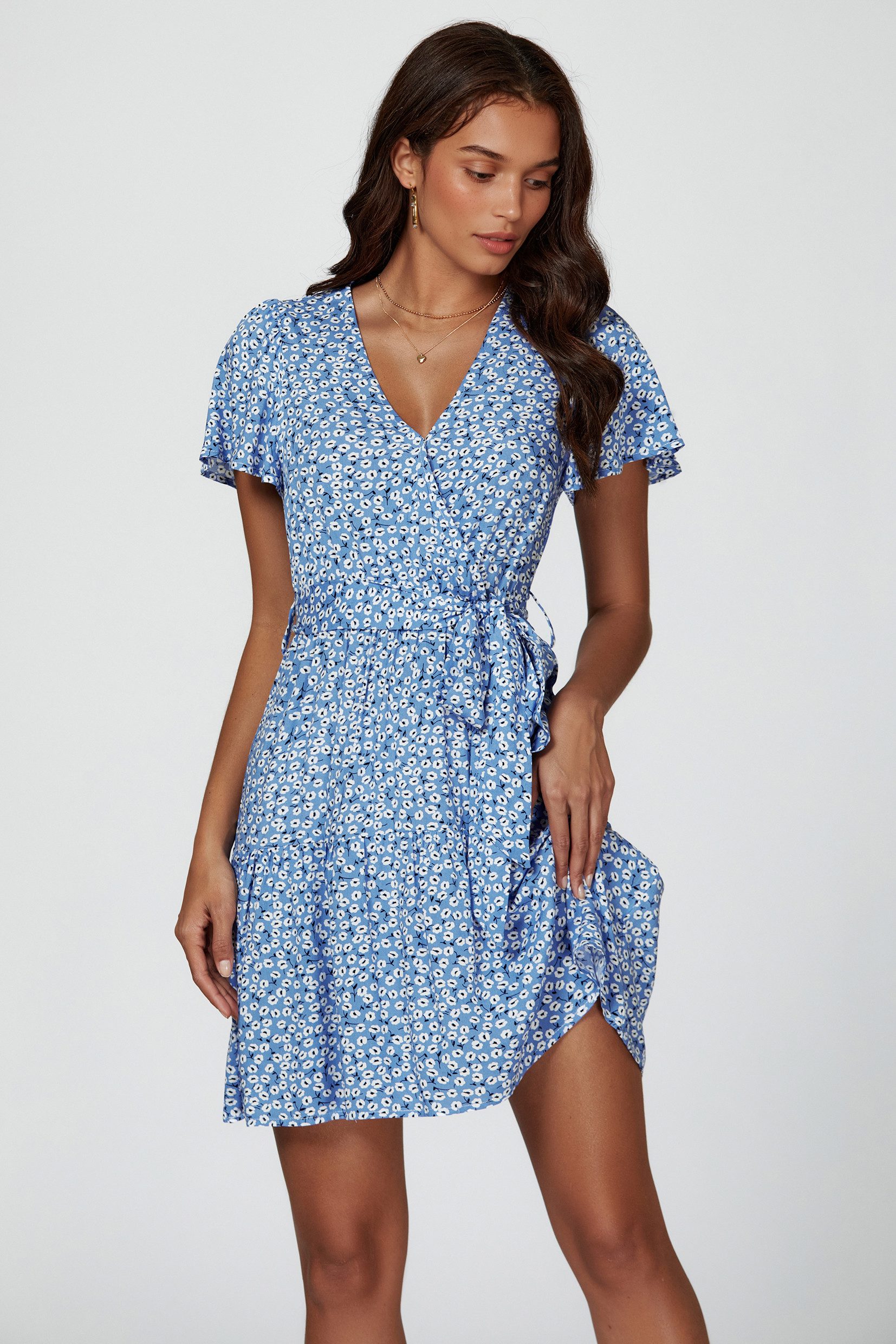 FS Collection Wickelkleid Damen Minikleid Sommerkleid Blumenkleid Freizeitkleid V-Ausschnitt (XS (EU:36 / UK:8) · S (EU:38 / UK:10) · M (EU:40 / UK:12) · L (EU:42 / UK:14) · XL (EU:44 / UK:16), 2 Farben: Blau und Marineblau) Wickeloptik, Taillengürtel, Stufenrock, floraler Print