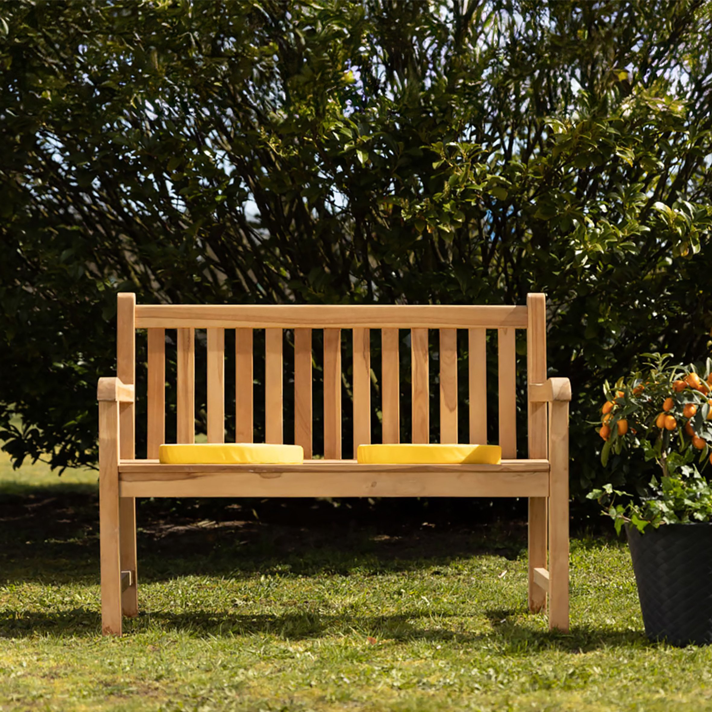 Spetebo Gartenbank 2-Sitzer Teak Gartenbank mit Armlehnen - 120 cm (Stück, 1-St., Holzbank), Holz Sitzbank für 2 Personen